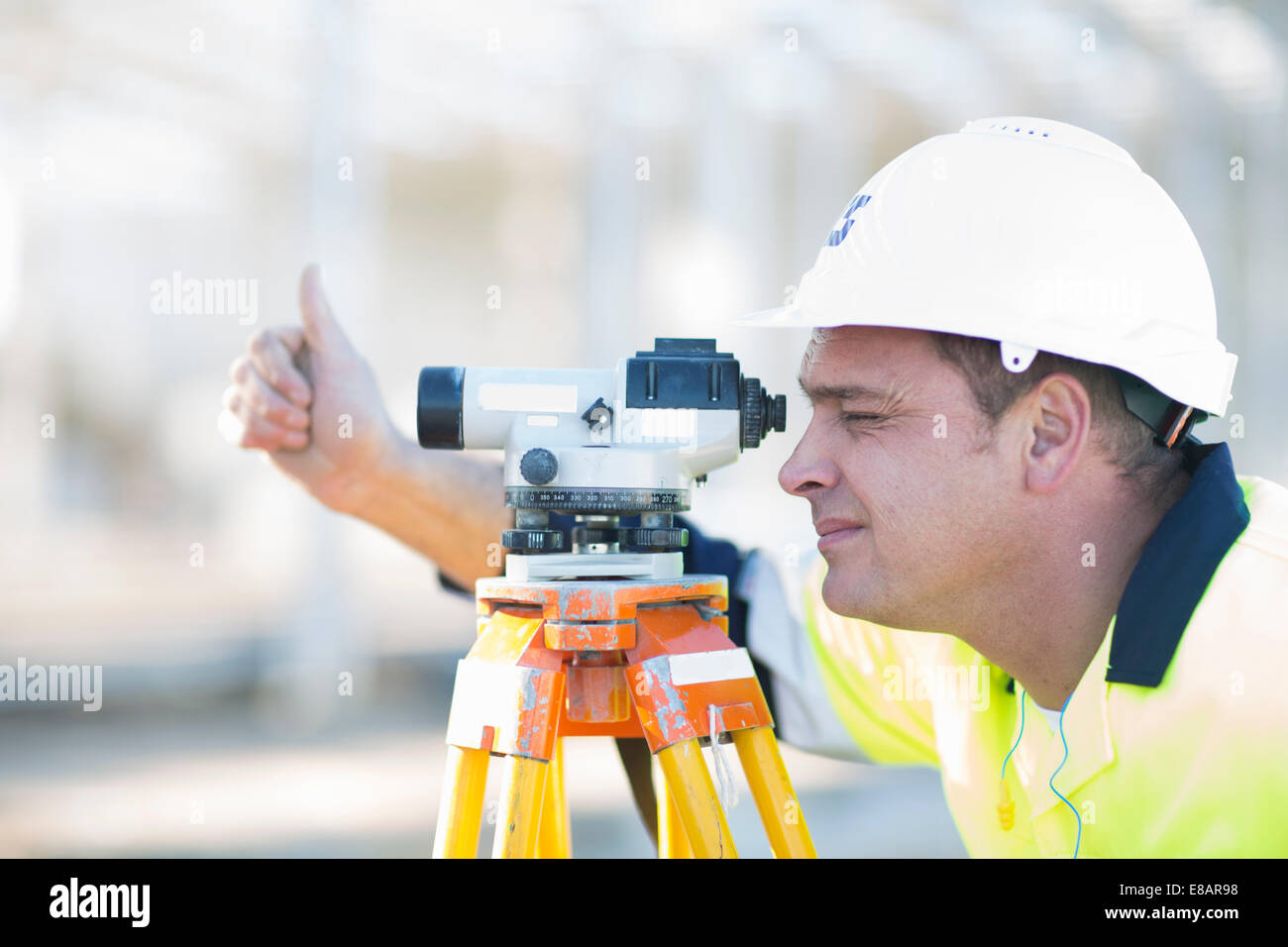 Landvermesser auf der Suche durch die Level auf Baustelle Stockfoto