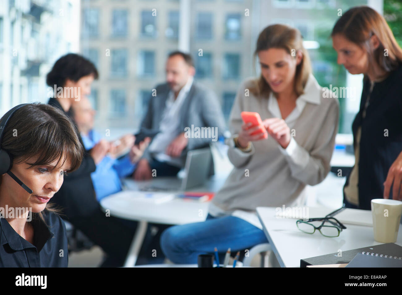 Sechs Geschäftsfrauen und Männer beschäftigt arbeiten im Büro Stockfoto