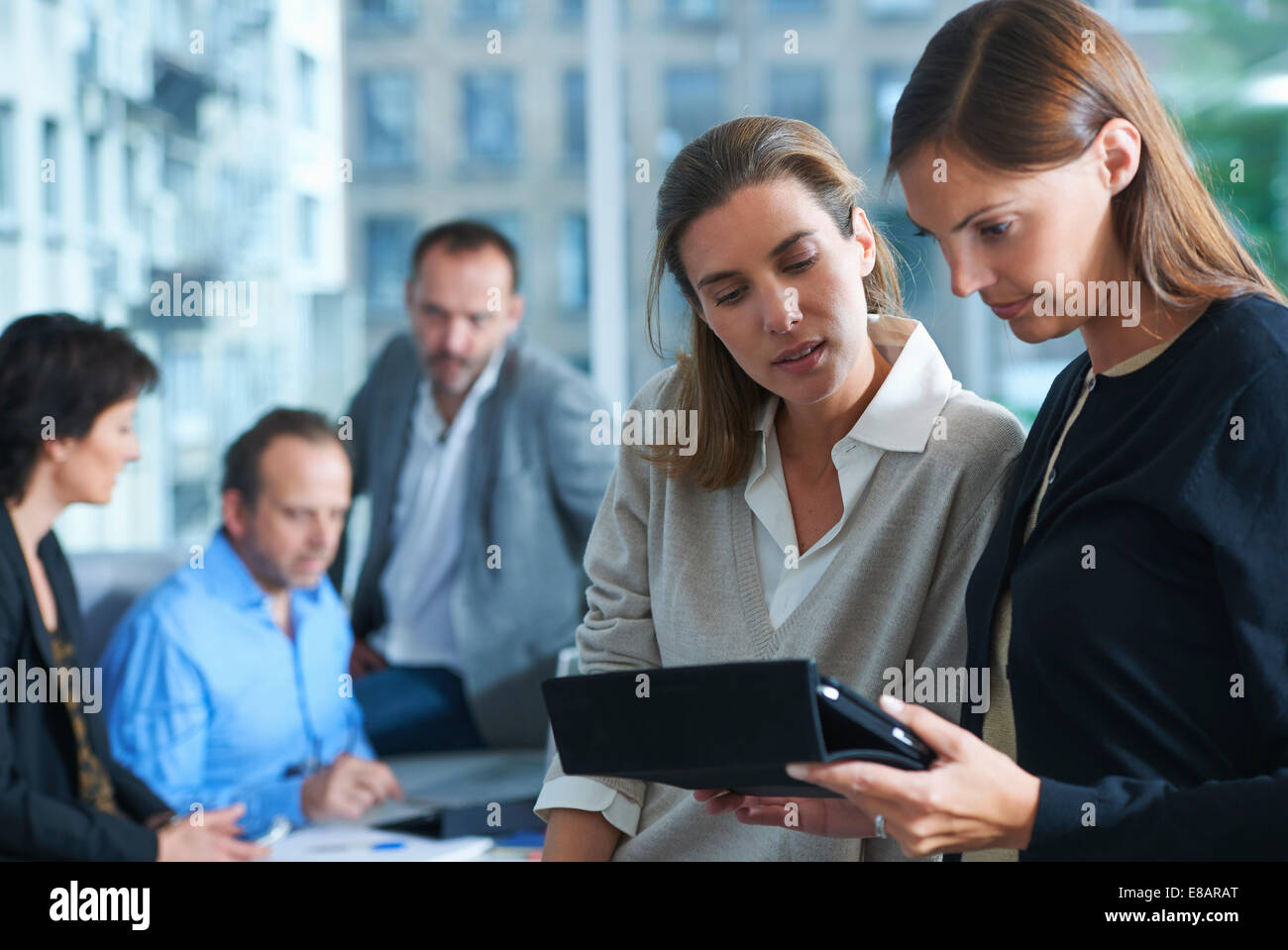Fünf Unternehmerinnen und Männer beschäftigt arbeiten im Büro Stockfoto