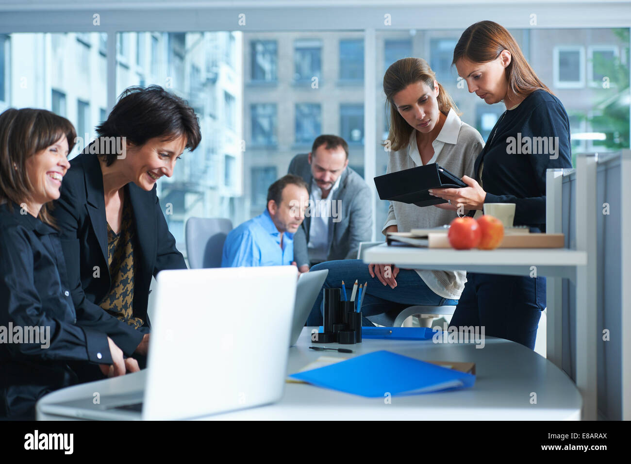 Sechs Geschäftsfrauen und Männer arbeiten in geschäftiges Büro Stockfoto