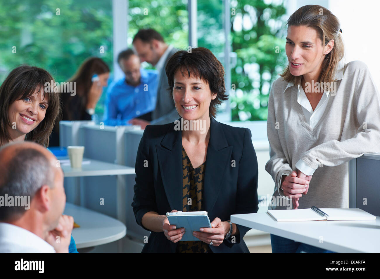 Geschäftskollegen mit informellen Treffen in Büro Stockfoto