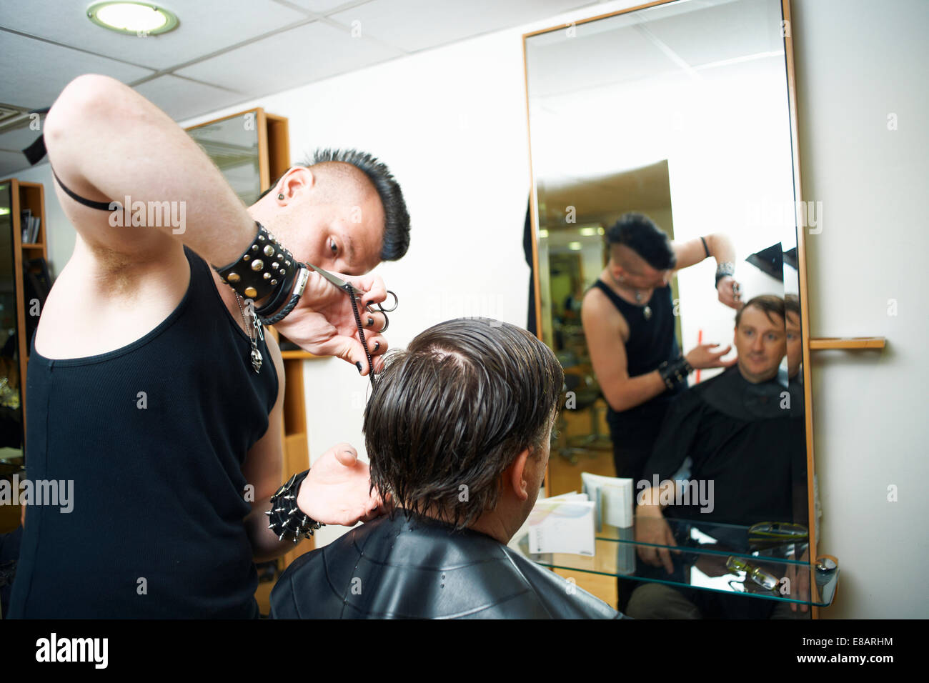 Männliche Schüler Friseur schneiden mans Haar in College Friseure Stockfoto