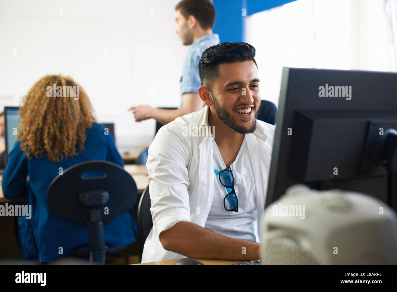 College-Studenten mit PCs im Klassenzimmer Stockfoto