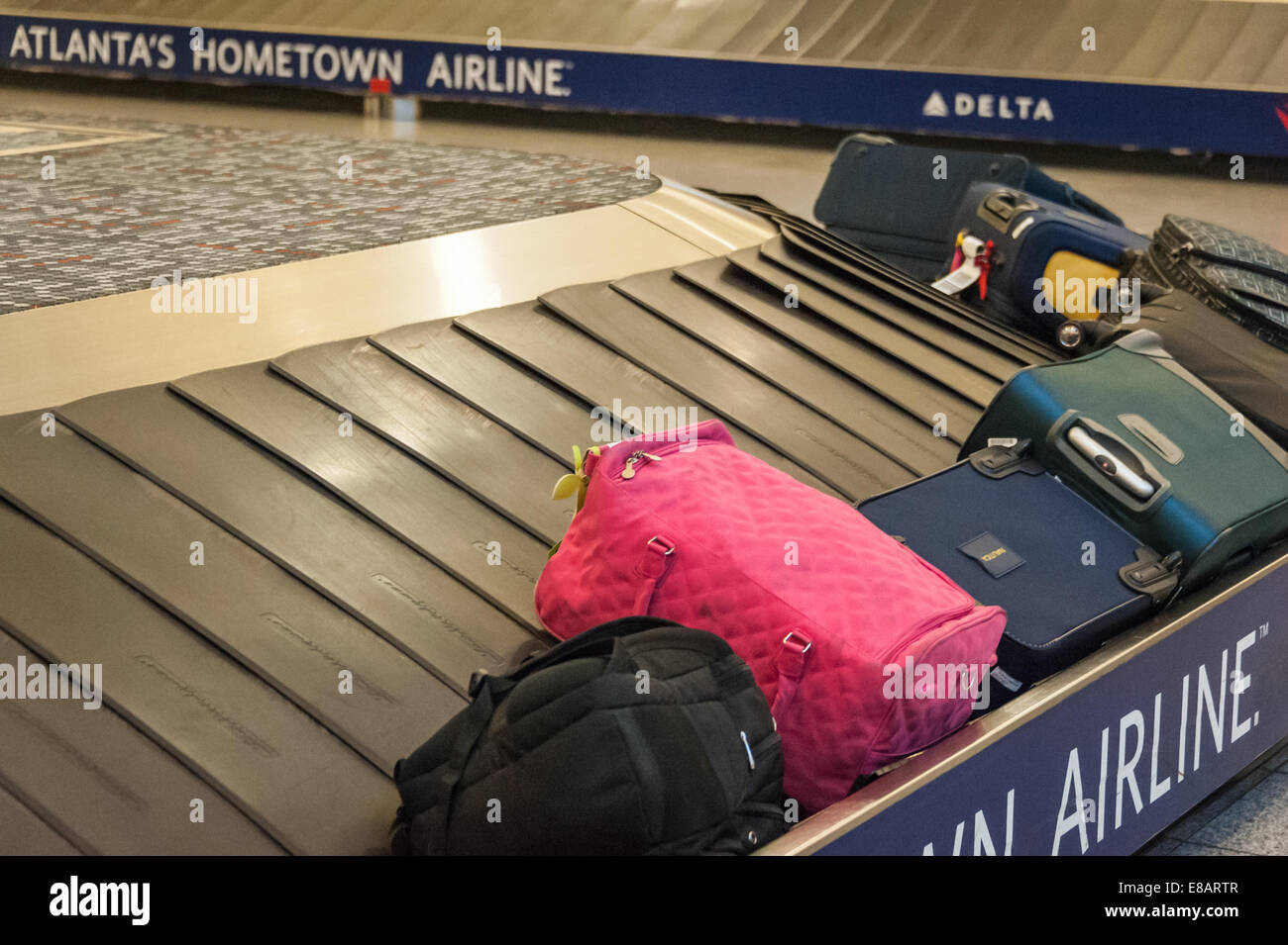 Gepäckausgabe Karussell mit Gepäck am Atlanta International Airport in Atlanta, Georgia, USA. Stockfoto
