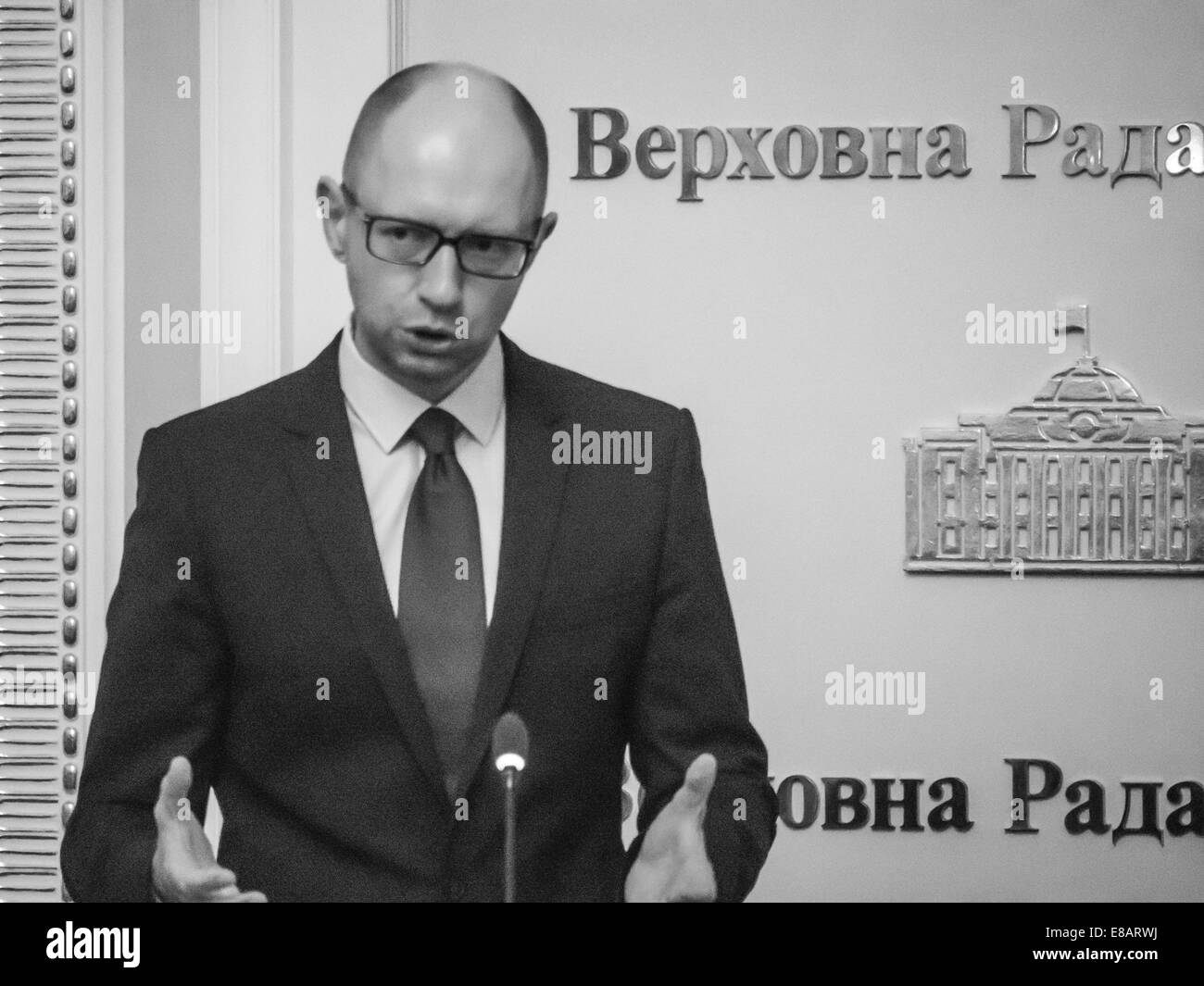 3. Oktober 2014 - Premierminister der Ukraine Arsenij Jazenjuk--Ministerpräsident der Ukraine Arsenij Jazenjuk und Vorsitzender des das Verkhovna Rada der Ukraine Olexandr Turtschynow traf sich mit Mitgliedern des All-ukrainischen Rat der Kirchen und religiösen Organizations.Alexander Turchin bat die Teilnehmer der Veranstaltung Aufruf Anbeter für vorgezogene Parlamentswahlen zu gehen. In der Zwischenzeit montiert sagte über die Bedrohung des inter-religiösen Konflikt in der Ukraine und harten Aussagen zu unterlassen und Greifer Tempel macht. Darüber hinaus bat die Vertreter der Kirchen Beamten, Eff besser zu koordinieren Stockfoto