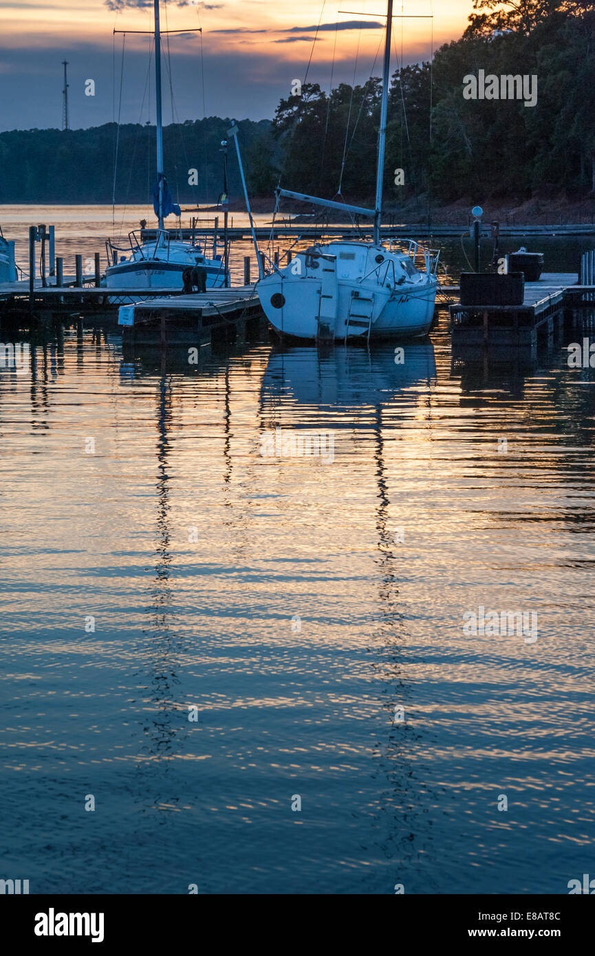 Die Farben des Sonnenuntergangs reflektieren am schönen See Hartwell Portman Marina in Anderson, South Carolina, USA. Stockfoto