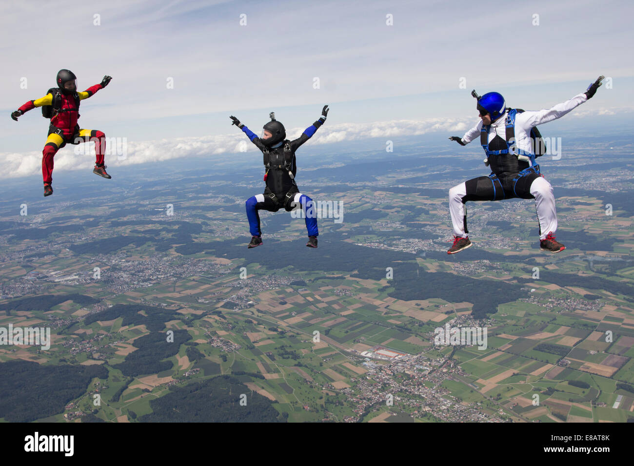 Team von drei Fallschirmspringer in Sit fliegen Stellung über Buttwil, Luzern, Schweiz Stockfoto