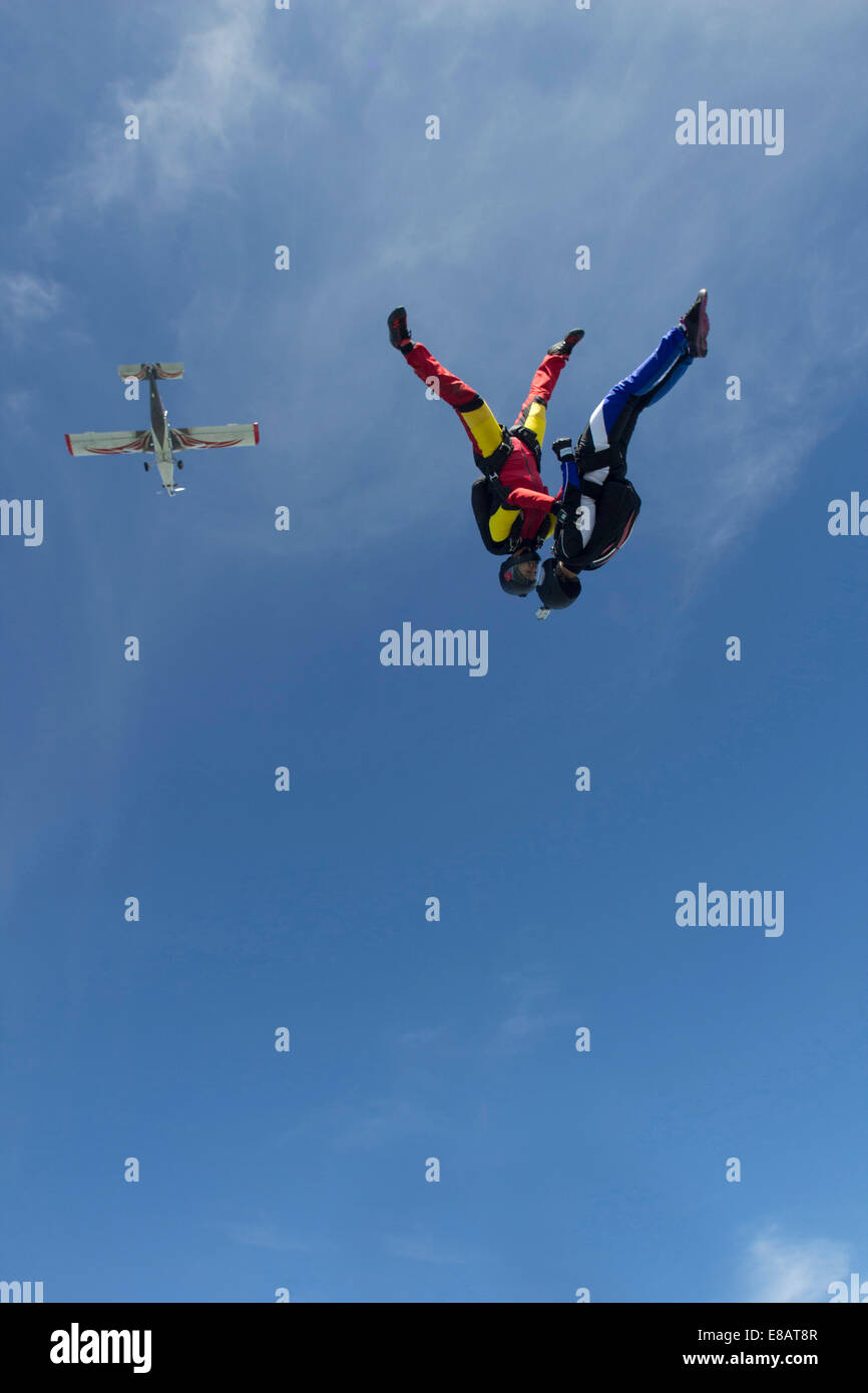 Team von zwei weiblichen Fallschirmspringer Kopf Position über Buttwil, Luzern, Schweiz Stockfoto