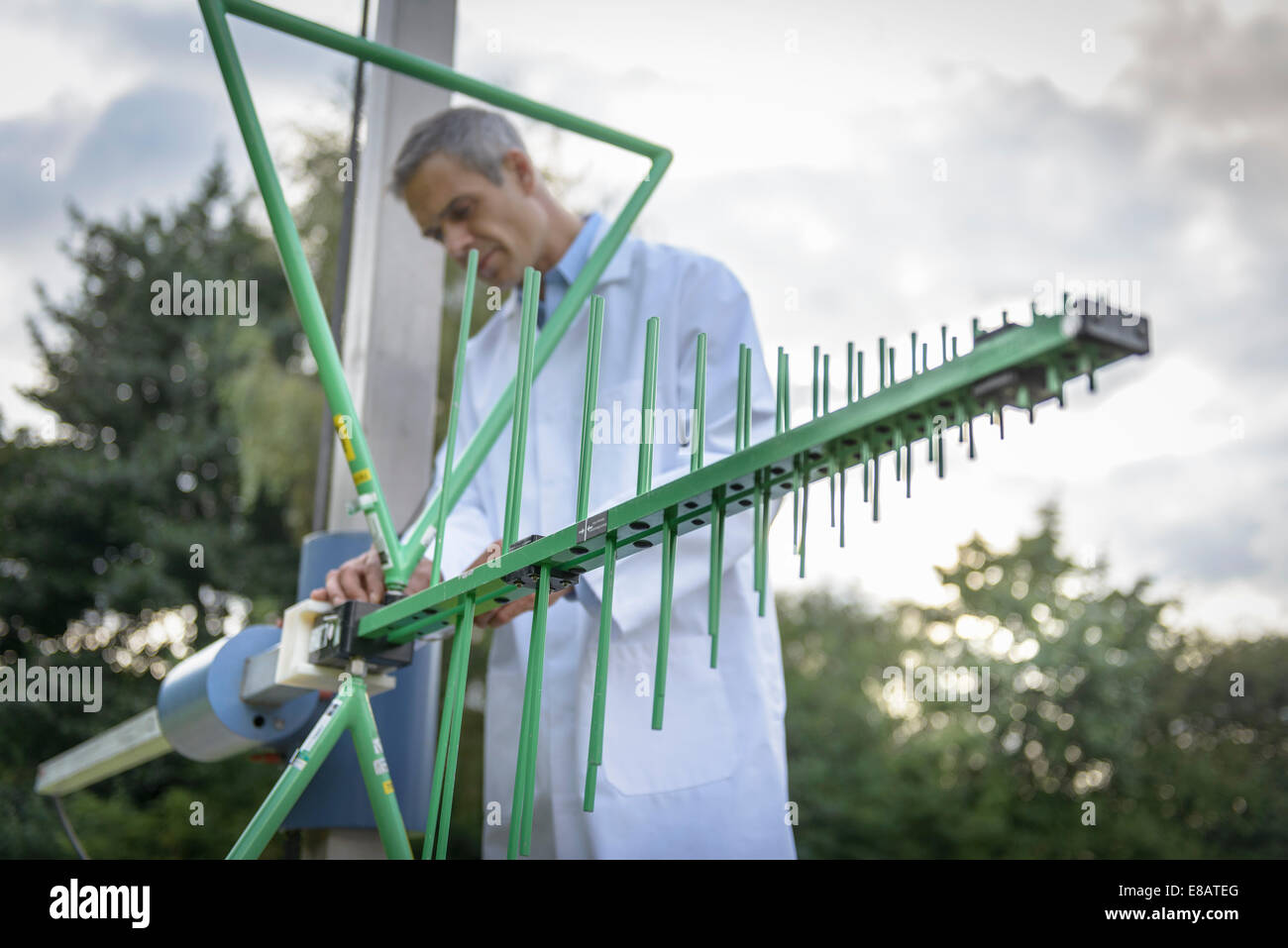 Wissenschaftler arbeiten im Freien mit elektromagnetischen Empfangsantenne Stockfoto