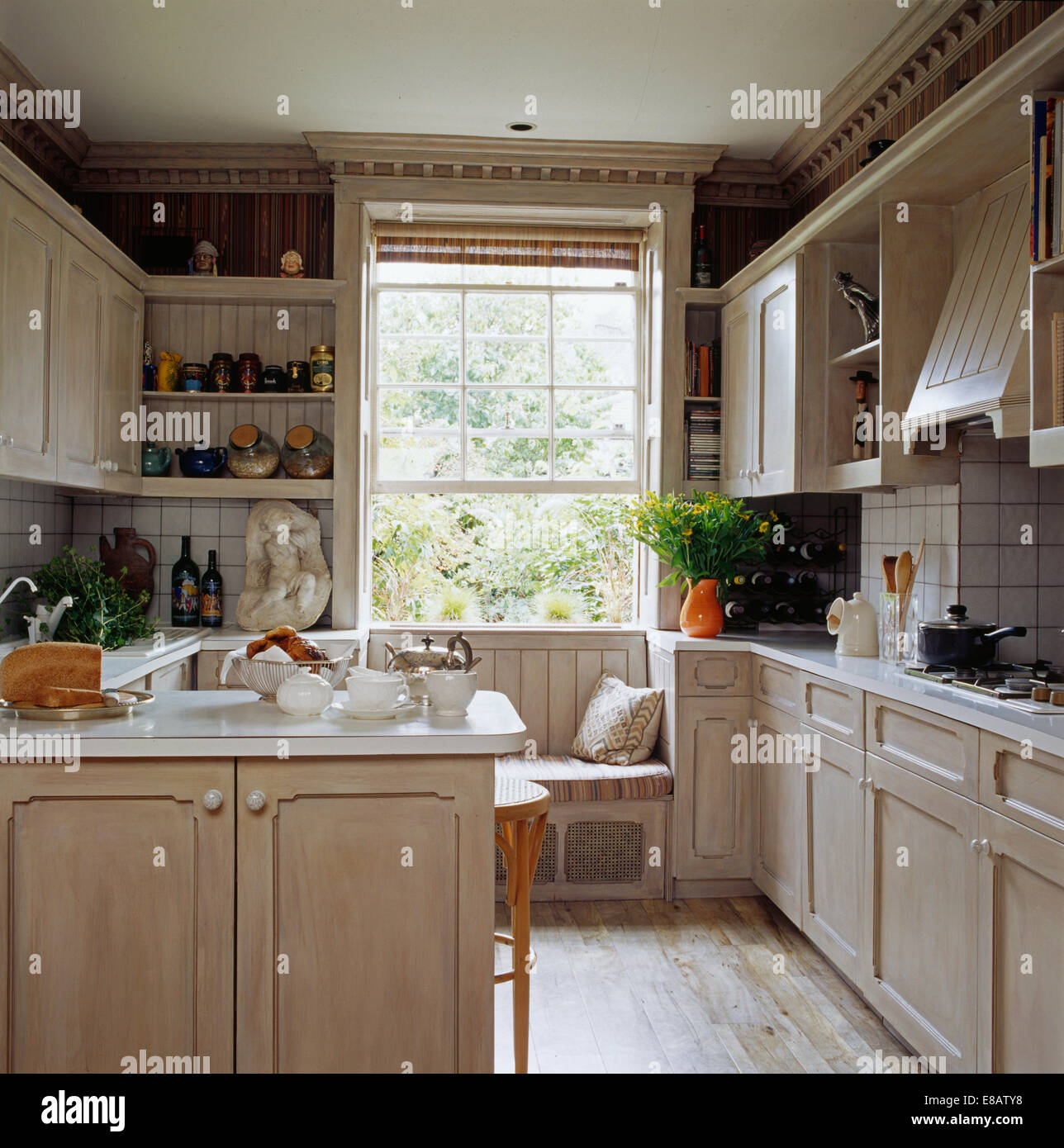 Gekalkt Holz ausgestattete Einheiten in Landhausküche mit Holzboden Stockfoto