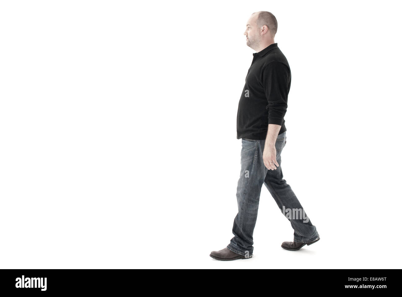 voller Länge Schuss eines Mannes zu Fuß über das Bild von der Seite auf einem weißen Hintergrund im studio Stockfoto