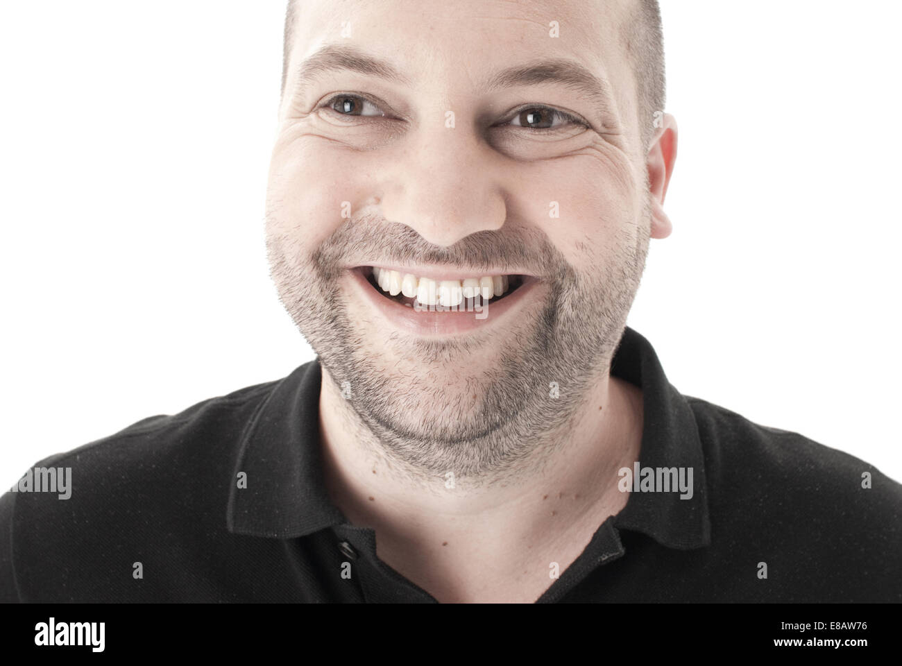 Nahaufnahme Bild eines Mannes mit Stoppeln lächelnd und Blick von der Kamera entfernt, vor einem weißen Hintergrund erschossen Stockfoto