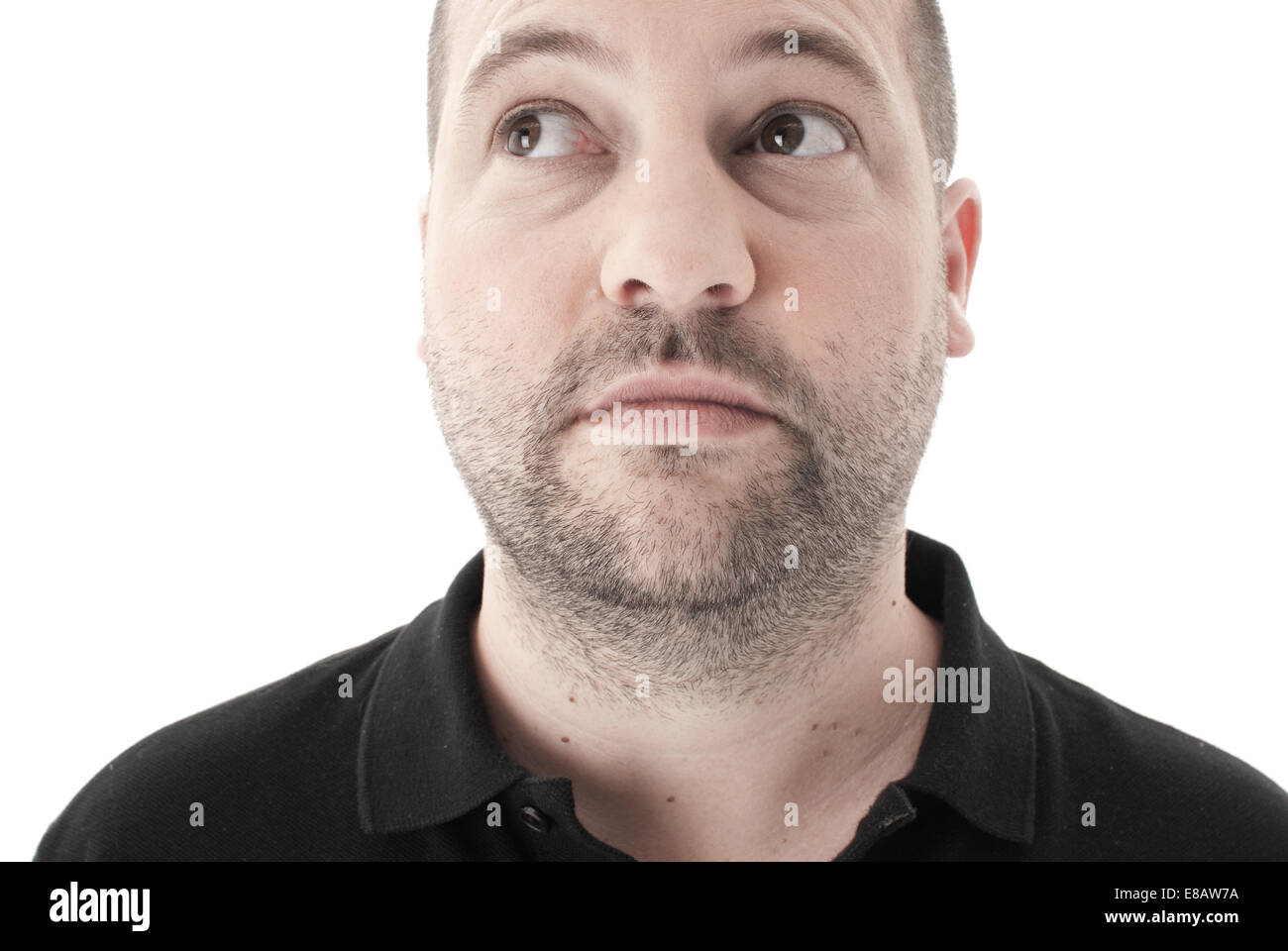 Aufnahme eines durchschnittlichen Mannes Blick weg von der Kamera hautnah und vor einem weißen Hintergrund in einem Studio gedreht Stockfoto