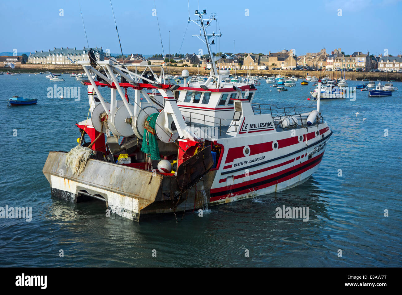 Fischkutter / Dragger Boot betreten den Hafen von Barfleur, Basse-Normandie, Frankreich Stockfoto
