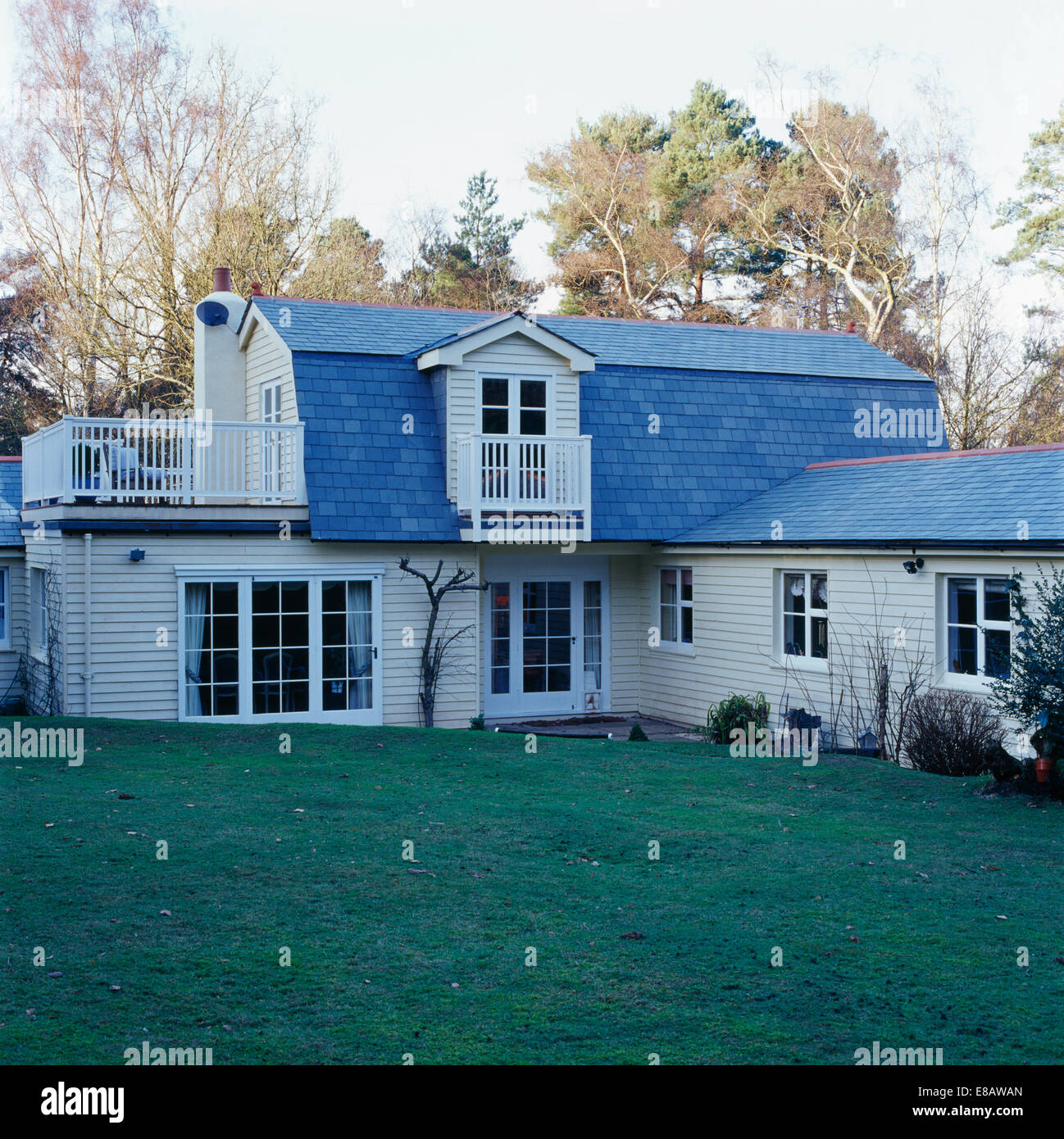 Neu gebaute traditionelle Clap-Board Haus mit Balkonen und Schieferdach Stockfoto