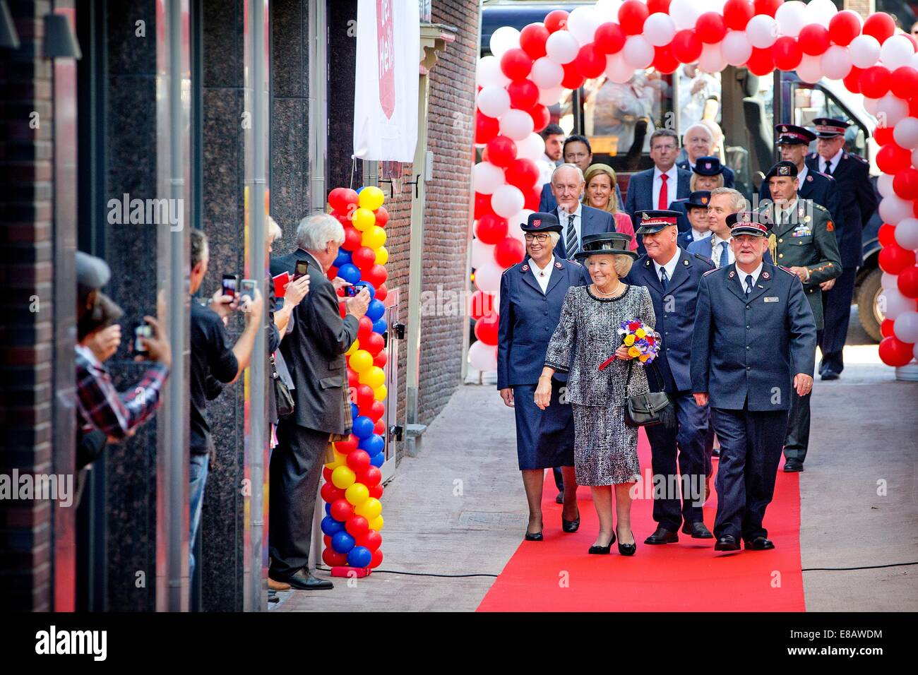 Amsterdam, Niederlande. 3. Oktober 2014. Prinzessin Beatrix der Niederlande eröffnet Majoor Bosshardt Burgh in Amsterdam, Niederlande, 3. Oktober 2014. Der Burgh ist ein neues Tierheim Standort der Heilsarmee (Leger des Heils) für die Bedürftigen Obdachlosen. Majoor Bosshardtburgh liegt an der Oude Armsteeg und ist ist neben dem ehemaligen Haus wo Majoor Bosshardt begann ihre Arbeit im Jahre 1951 an den Wallen. Bei der neuen Burgh bekommen alle 36 Gäste einen privaten Raum, ganz auf die Betreuung der Bewohner schlechte körperliche Gesundheit fokussiert. Foto: Patrick van Katwijk Live News WIRE SERVICE/Dpa/Alamy Stockfoto