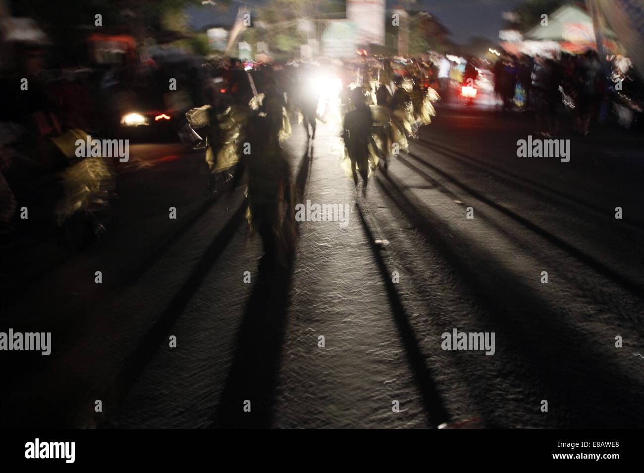 Yogyakarta, Indonesien. 3. Oktober 2014. 3. Oktober: Muslime feiern während des Eid al-Adha Urlaub oder "Hari Raya Haji" am 3. Oktober 2014 in Yogyakarta, Indonesien. Das dreitägige Festival und Urlaub wird von Muslimen auf der ganzen Welt als eine Erinnerung an Abrahams Bereitschaft, seinen Sohn für Gott Opfern gefeiert. Bildnachweis: Sijori Bilder/ZUMA Draht/Alamy Live-Nachrichten Stockfoto