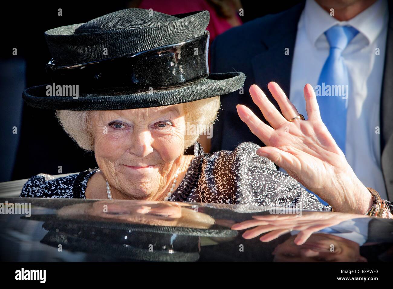 Amsterdam, Niederlande. 3. Oktober 2014. Prinzessin Beatrix der Niederlande eröffnet Majoor Bosshardt Burgh in Amsterdam, Niederlande, 3. Oktober 2014. Der Burgh ist ein neues Tierheim Standort der Heilsarmee (Leger des Heils) für die Bedürftigen Obdachlosen. Majoor Bosshardtburgh liegt an der Oude Armsteeg und ist ist neben dem ehemaligen Haus wo Majoor Bosshardt begann ihre Arbeit im Jahre 1951 an den Wallen. Bei der neuen Burgh bekommen alle 36 Gäste einen privaten Raum, ganz auf die Betreuung der Bewohner schlechte körperliche Gesundheit fokussiert. Foto: Patrick van Katwijk Live News WIRE SERVICE/Dpa/Alamy Stockfoto