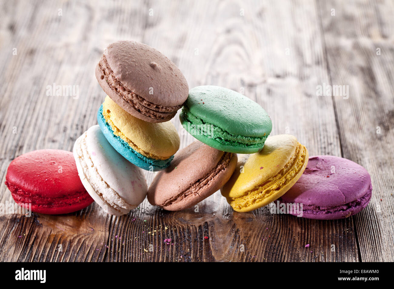 Bunte französische Macaron auf einem alten Holztisch. Stockfoto