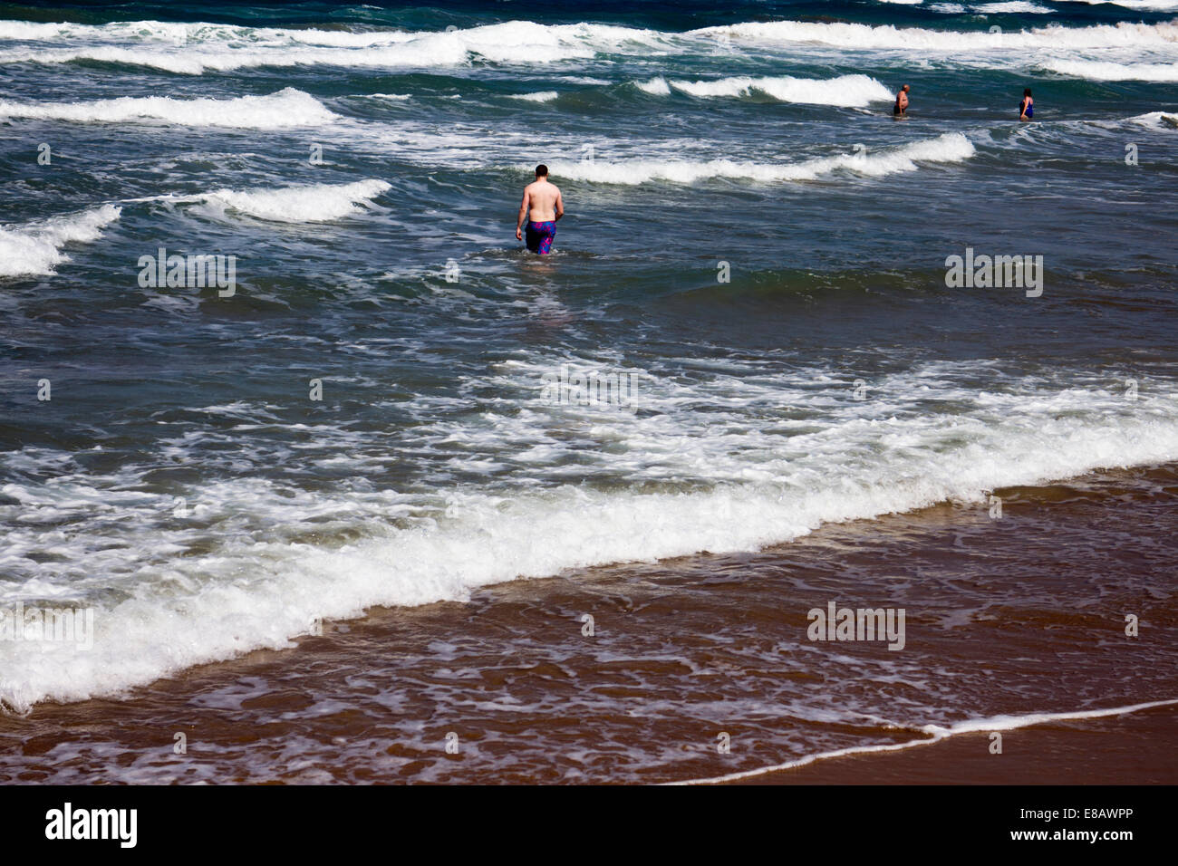 Mutige Schwimmer in rauer See Stockfoto