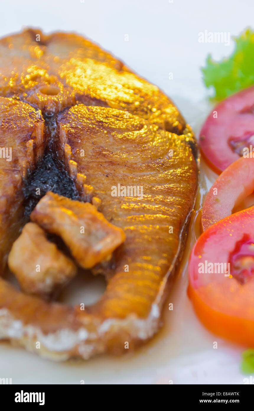 Stück Fischfleisch von König Makrele gebraten mit Sauce ablagern Stockfoto