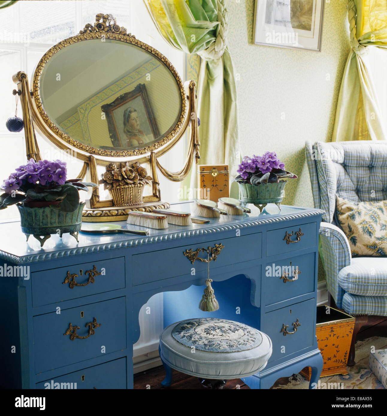Nahaufnahme des ovalen vergoldeten Spiegel auf blau lackiert-der-Kommode im Land Schlafzimmer Stockfoto