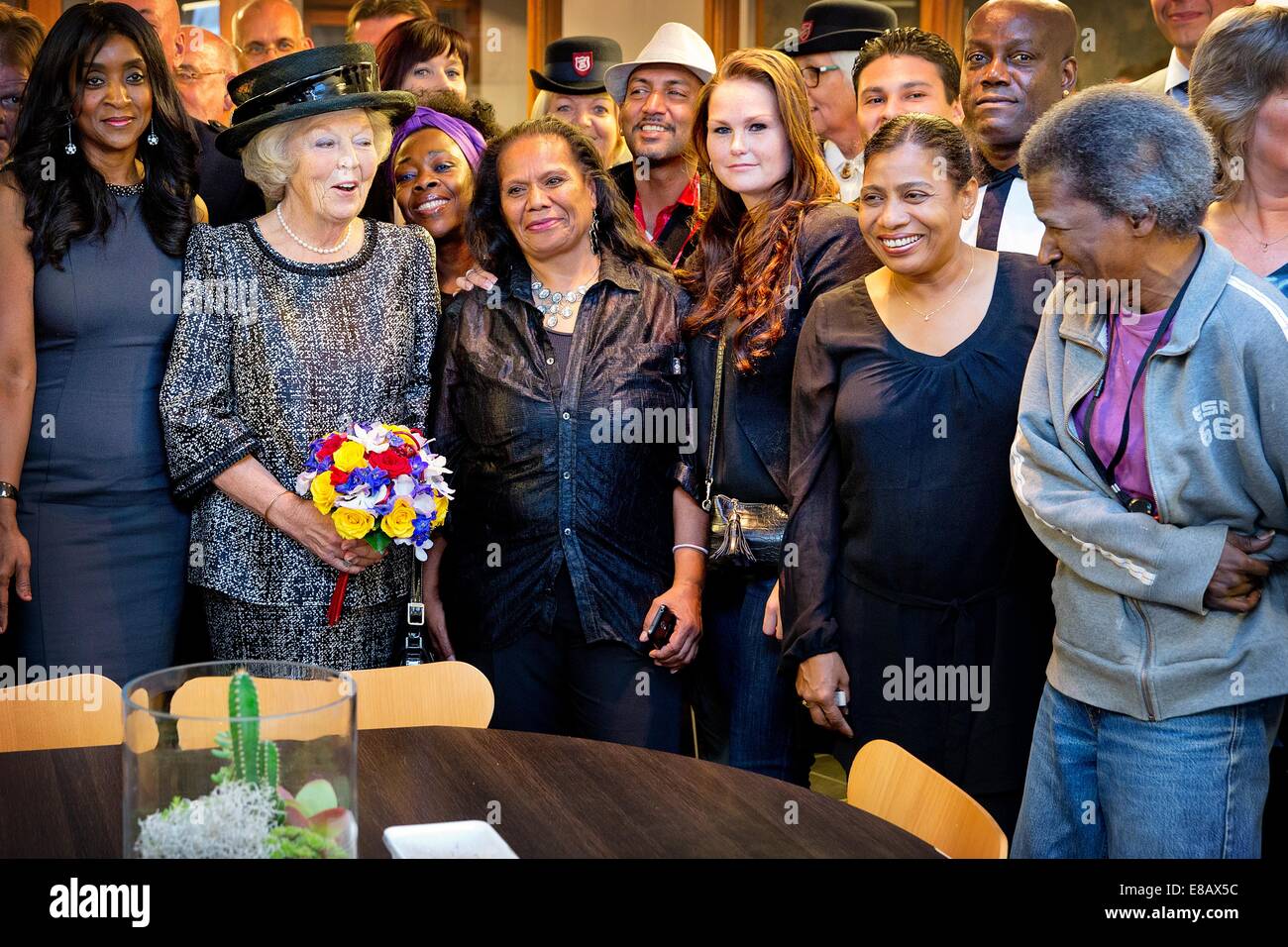 Amsterdam, Niederlande. 3. Oktober 2014. Prinzessin Beatrix der Niederlande eröffnet Majoor Bosshardt Burgh in Amsterdam, Niederlande, 3. Oktober 2014. Der Burgh ist ein neues Tierheim Standort der Heilsarmee (Leger des Heils) für die Bedürftigen Obdachlosen. Majoor Bosshardtburgh liegt an der Oude Armsteeg und ist ist neben dem ehemaligen Haus wo Majoor Bosshardt begann ihre Arbeit im Jahre 1951 an den Wallen. Bei der neuen Burgh bekommen alle 36 Gäste einen privaten Raum, ganz auf die Betreuung der Bewohner schlechte körperliche Gesundheit fokussiert. Foto: Patrick van Katwijk Live News WIRE SERVICE/Dpa/Alamy Stockfoto