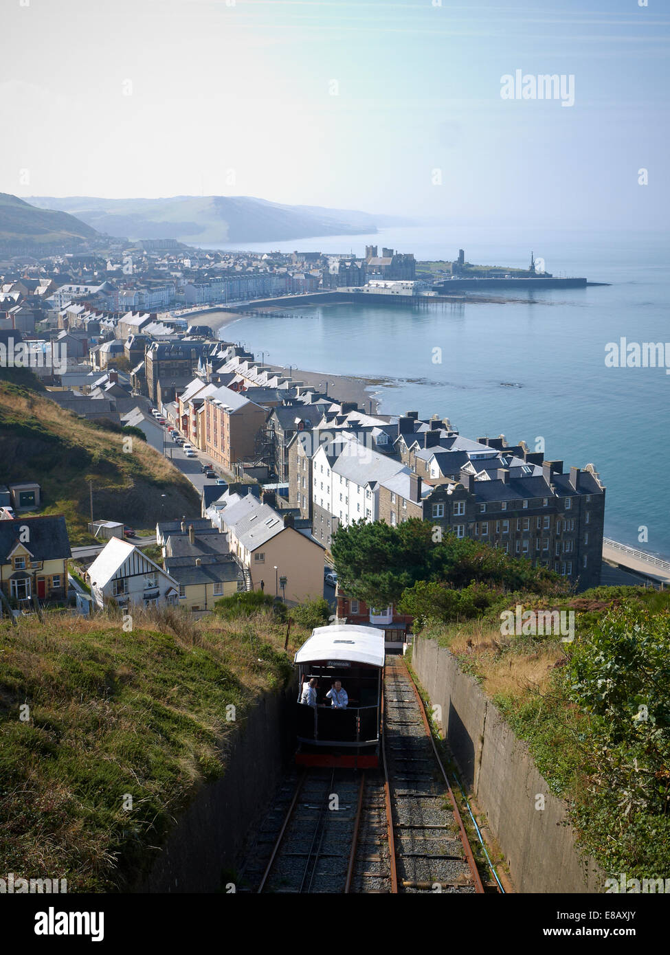 Am frühen Morgen Ansicht von Aberystwyth mit Cliff Railway von Verfassung Hill Ceredigion Wales UK aus gesehen Stockfoto