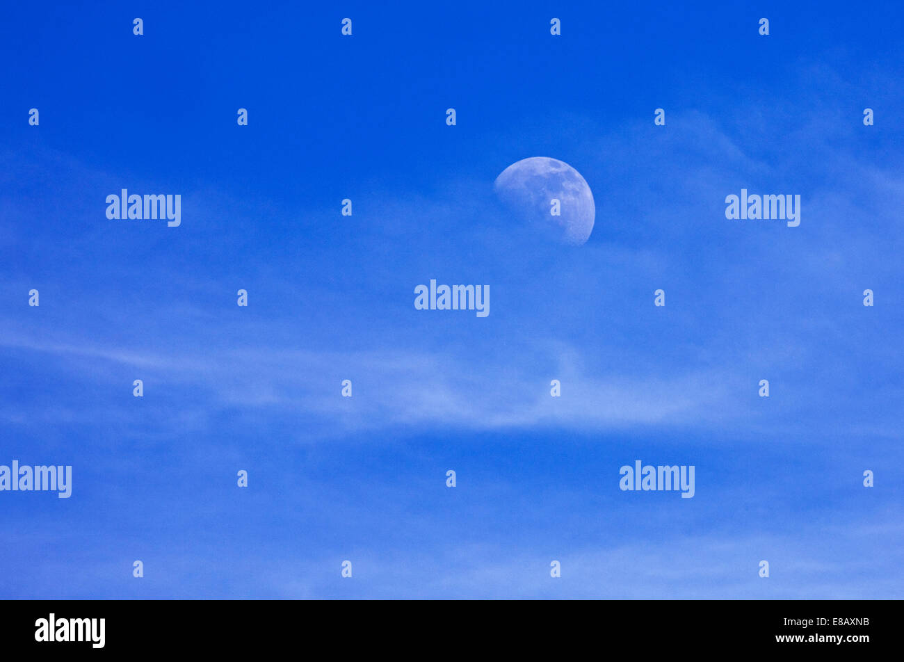 Tagsüber Mond und Wolken, UK Stockfoto