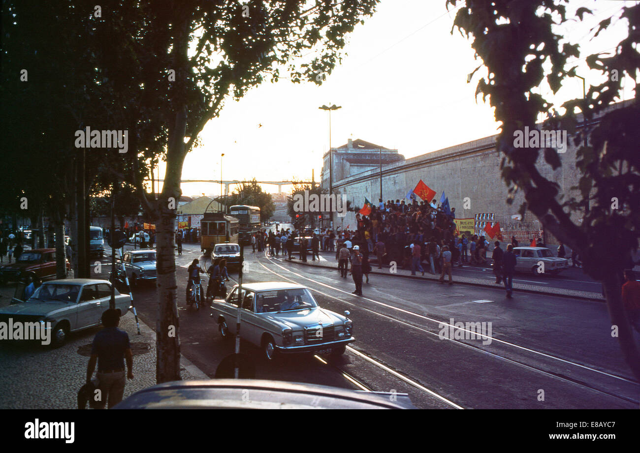 Menschen demonstrieren in der Straße Verkehr und Straßenbahnen zu stoppen, während der portugiesischen Revolution Lissabon Portugal 1974 KATHY DEWITT Stockfoto