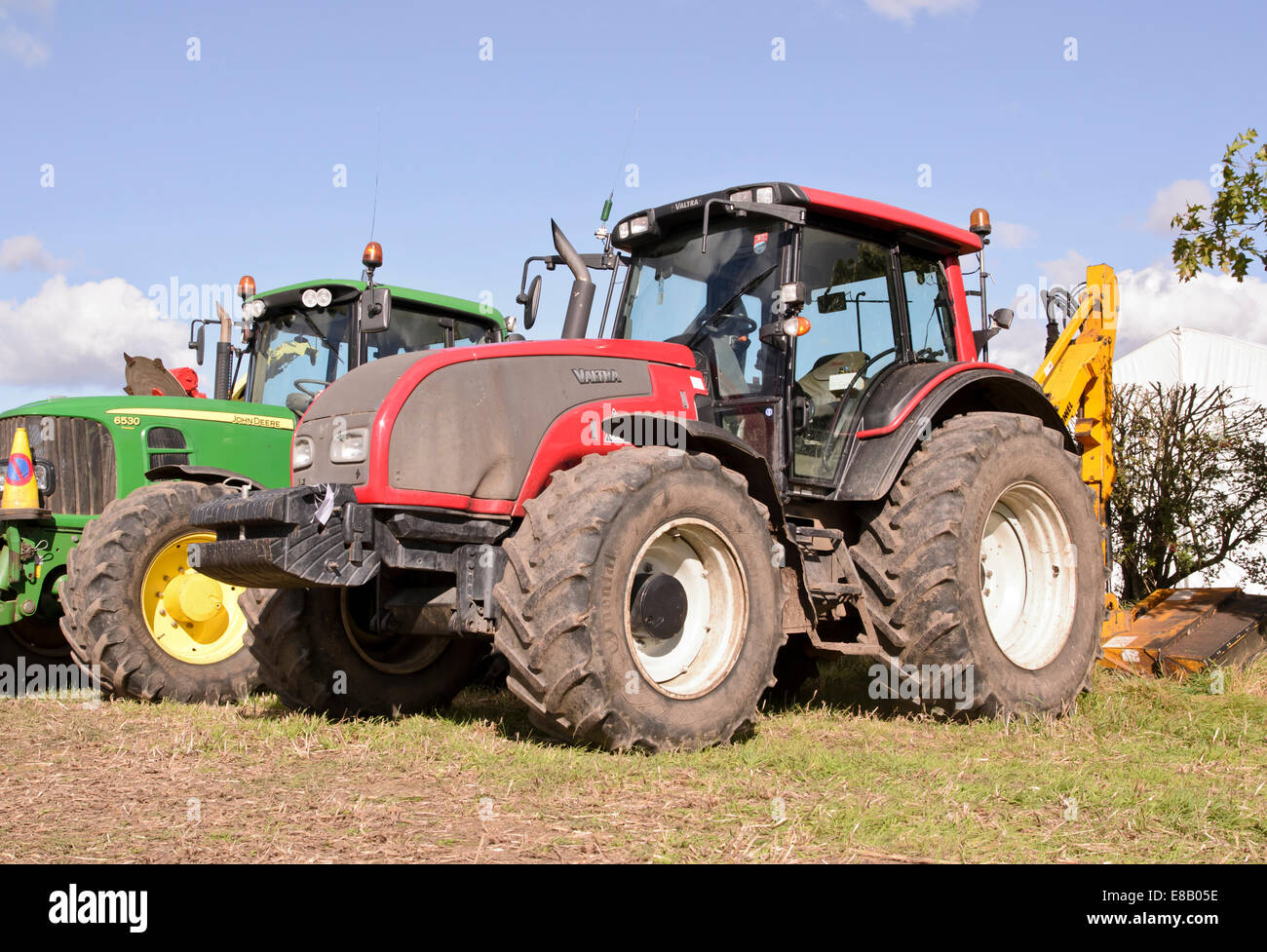 großen Valtra und "John Deere" Traktoren Stockfoto