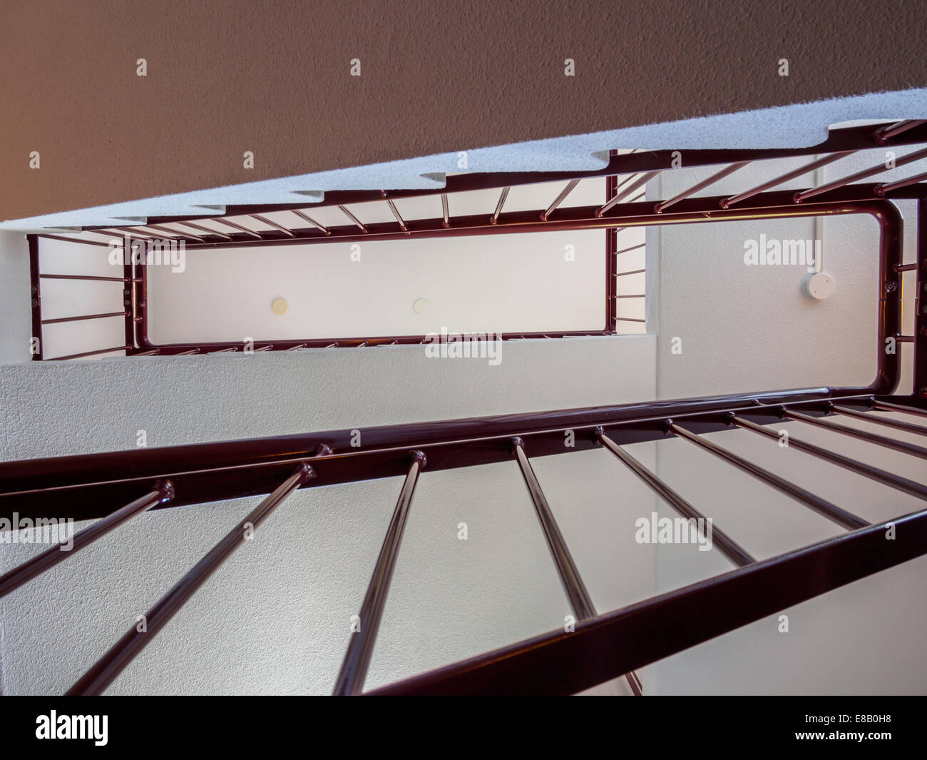 Durch eine einfache moderne Treppe nachschlagen Stockfoto