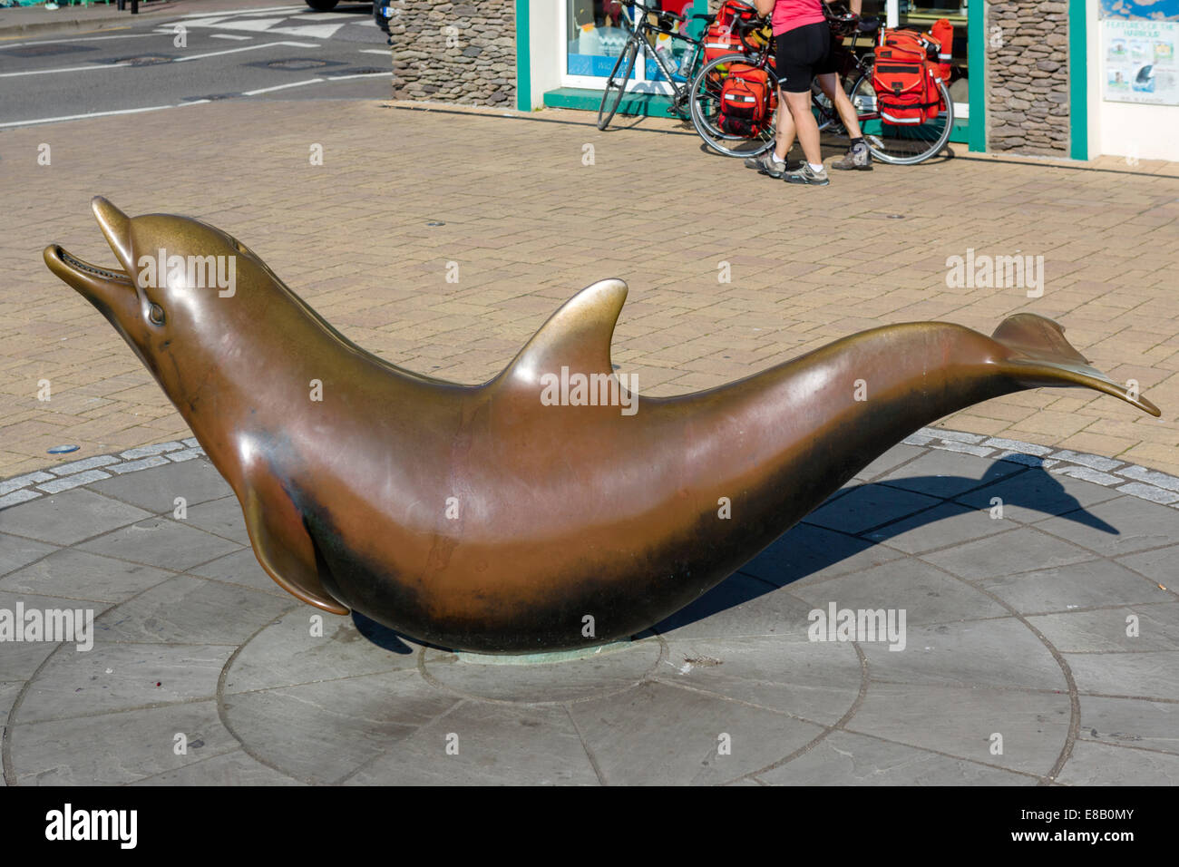 Statue von Fungy Dingle Dolphin an der Uferpromenade in Dingle Halbinsel Dingle, County Kerry, Irland Stockfoto