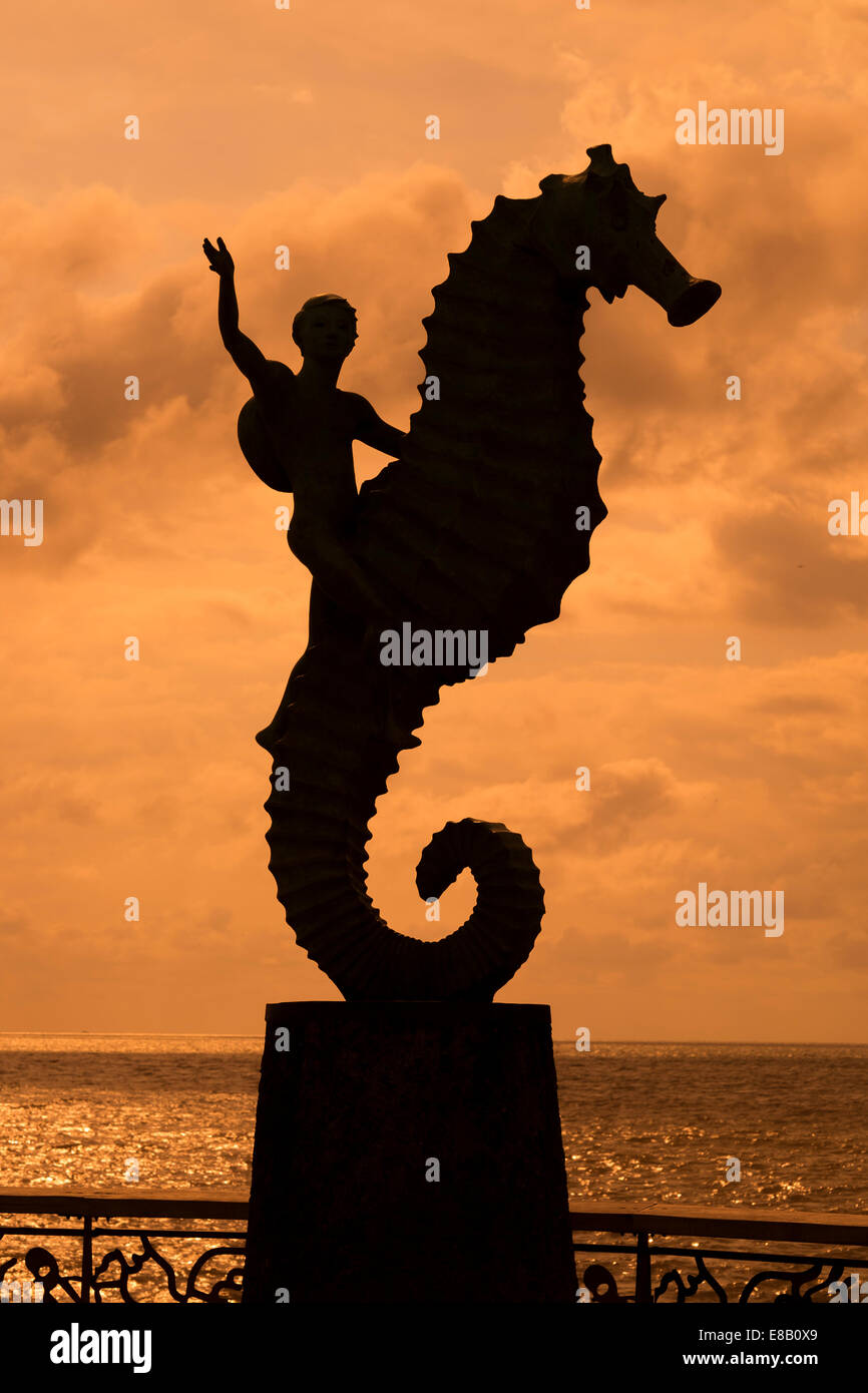 Caballito del Mar Statue nach Sonnenuntergang, Puerto Vallarta, Mexiko Stockfoto