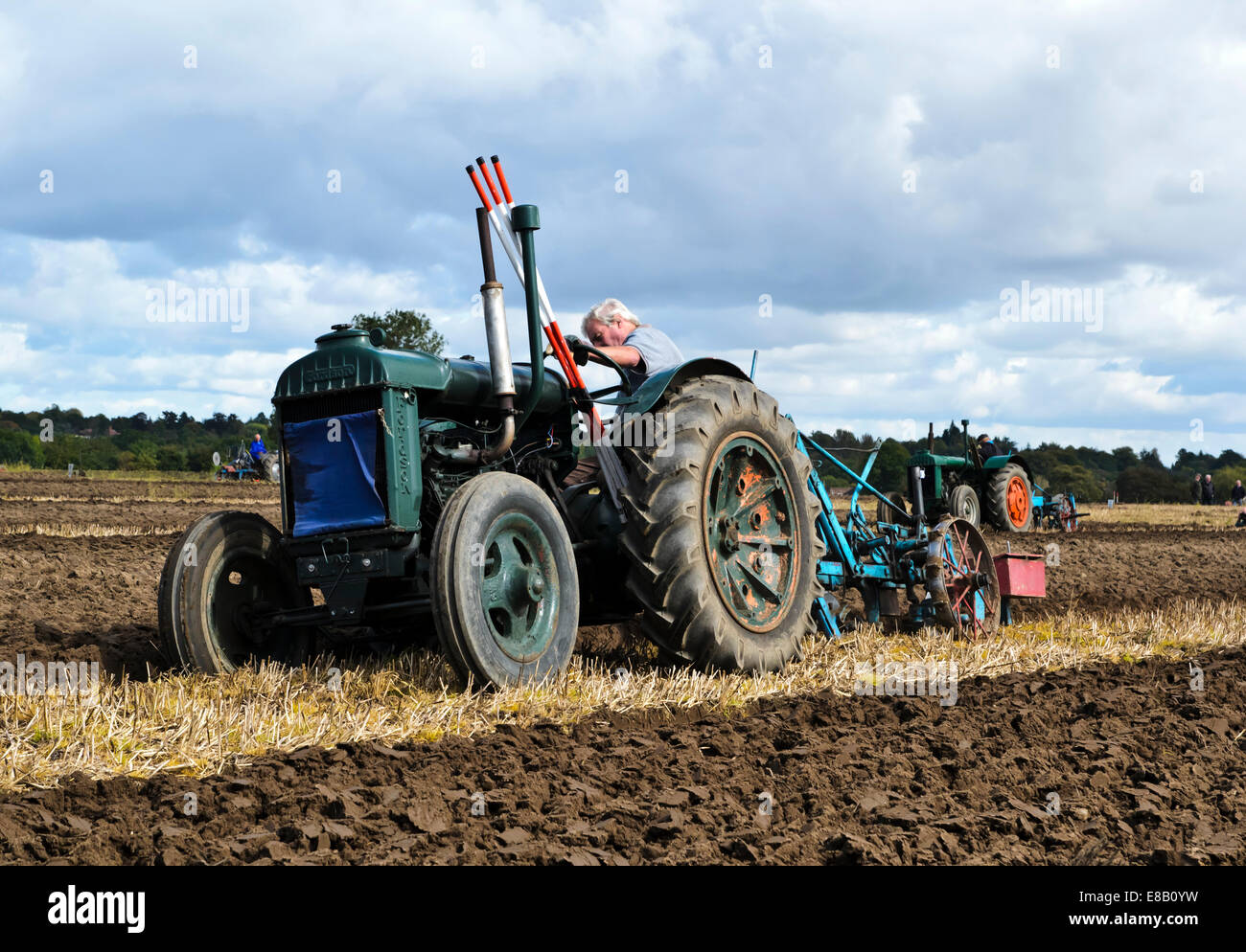 Vintage Fordson-Traktor beim Pflügen Spiel Cheshire / Wettbewerb Stockfoto