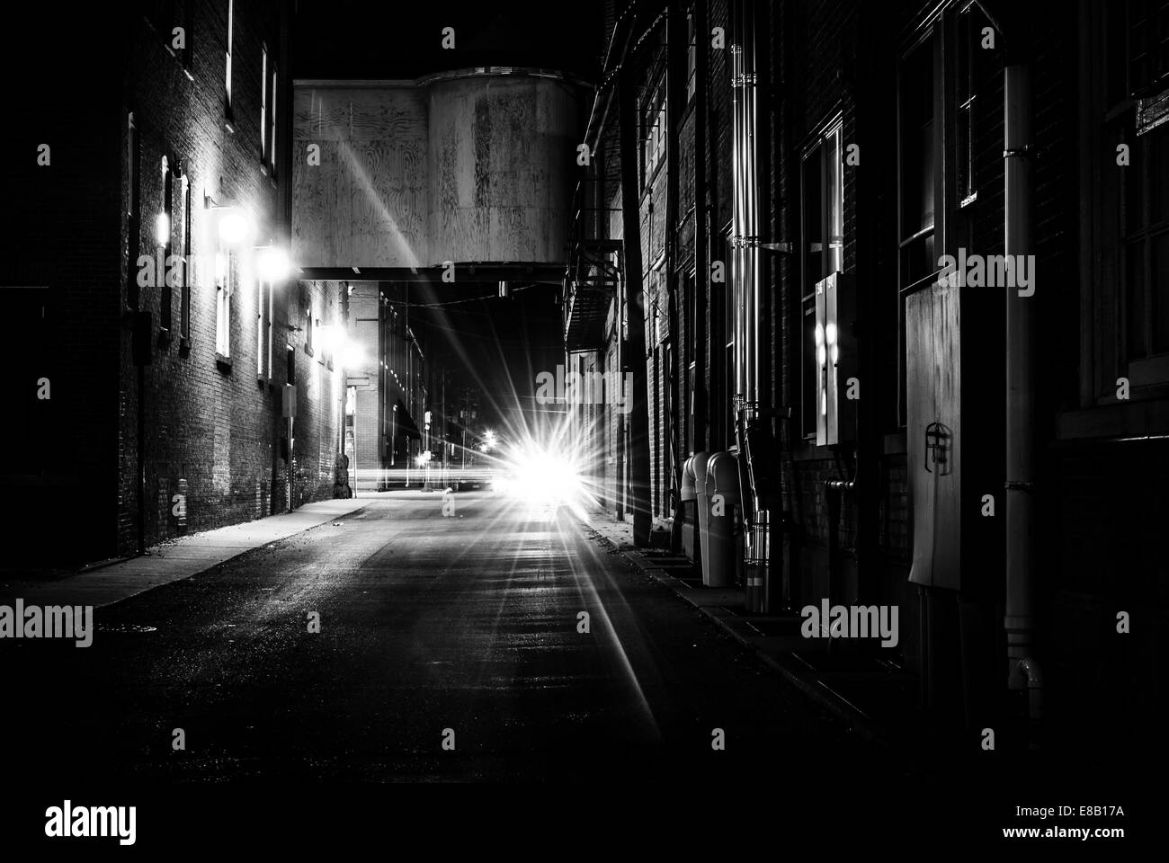 Dunkle Gasse in der Nacht in Hanover, Pennsylvania. Stockfoto