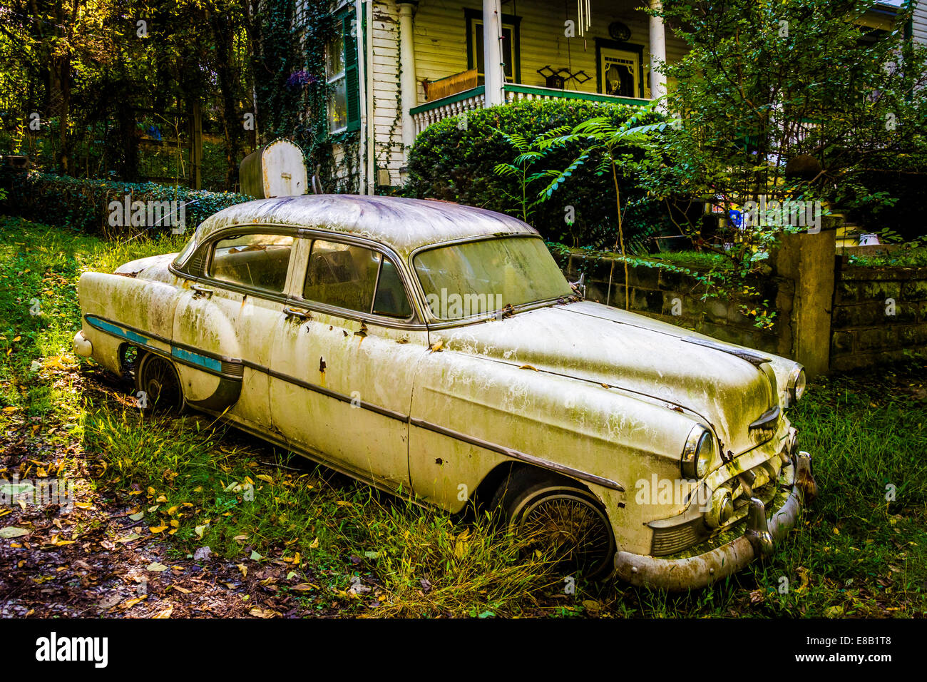 Altes Auto vor einem Haus in Harpers Ferry, West Virginia. Stockfoto