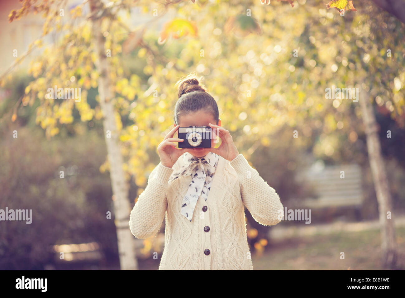 Hipster Mädchen schießen auf Film-Kamera im freien Stockfoto