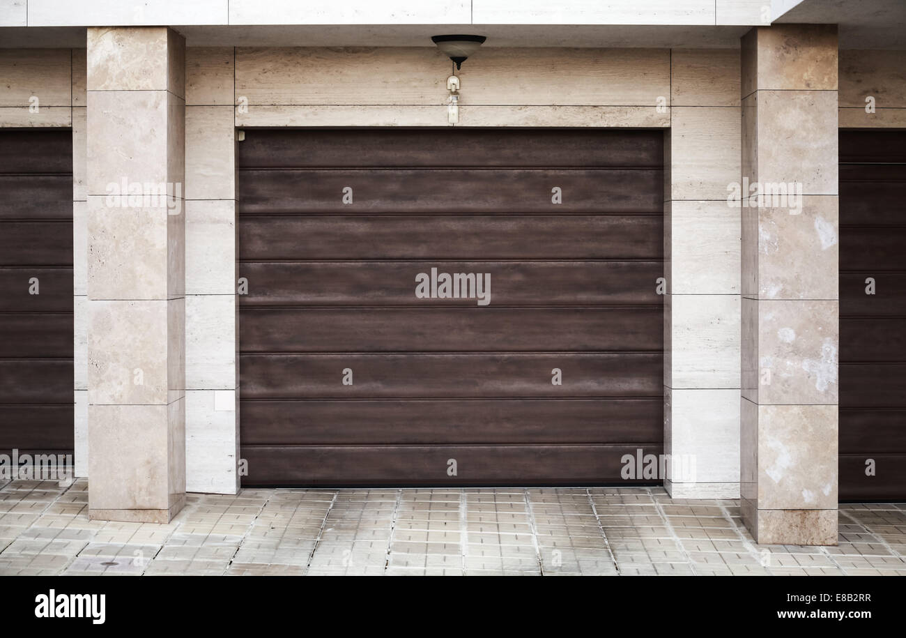 Braune Garage Tor In Lebenden Hauswand Stockfotografie Alamy