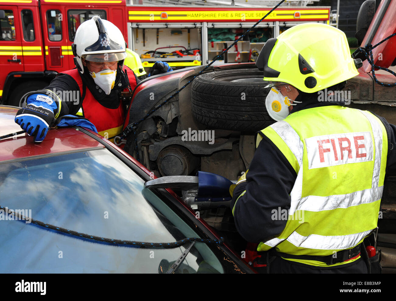 Feuer Service Backen des Lebens schneiden bei einem Autounfall Fire Service Offiziere ein Kollision Opfer aus dem Auto frei geschnitten Stockfoto