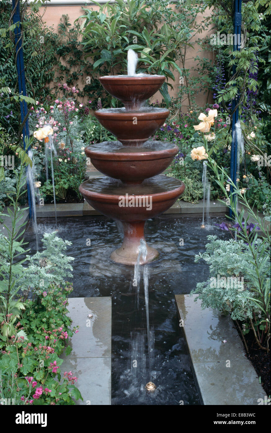 Abgestufte Keramik Wasserspiel und Brunnen im Stadtgarten Stockfoto