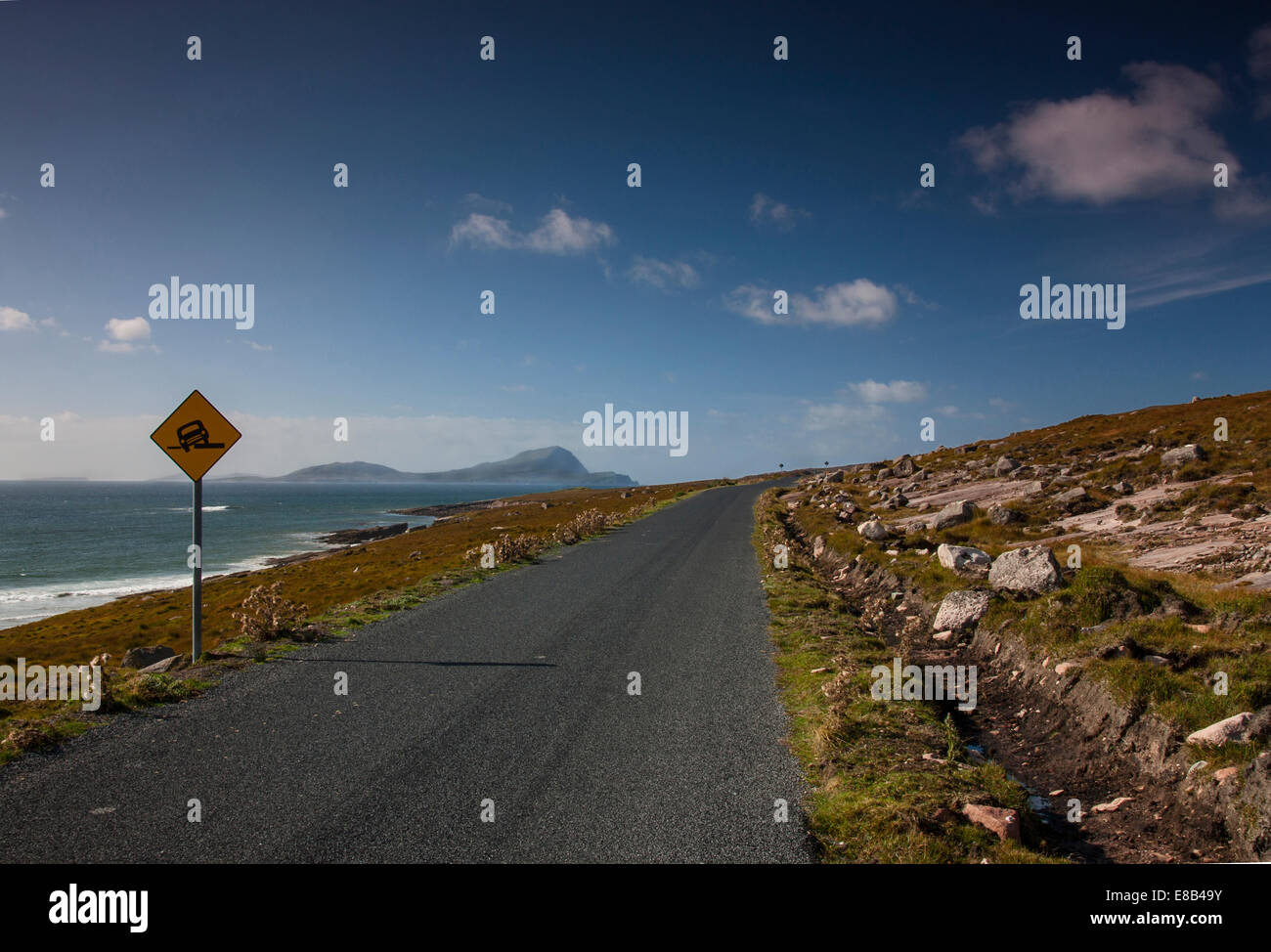 Küstenstraße, Achill, Mayo, 26. September 2014, auf dem Wilden Atlantik Weg auf Achill Island County Mayo auf Irlands Atlantik Coa Stockfoto