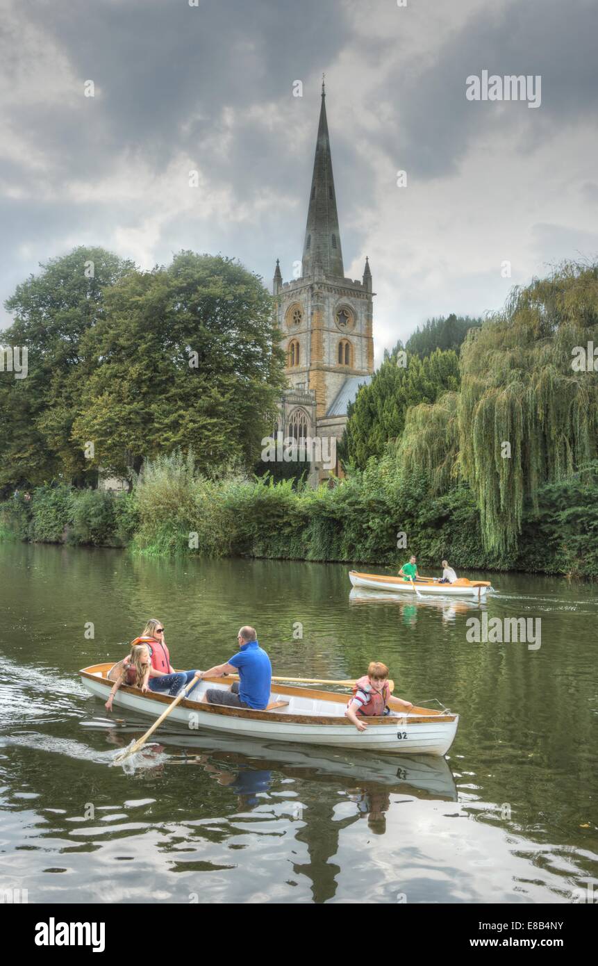 Holy Trinity Church und Fluss Stratford-upon-Avon Rudern am Fluss avon Stockfoto
