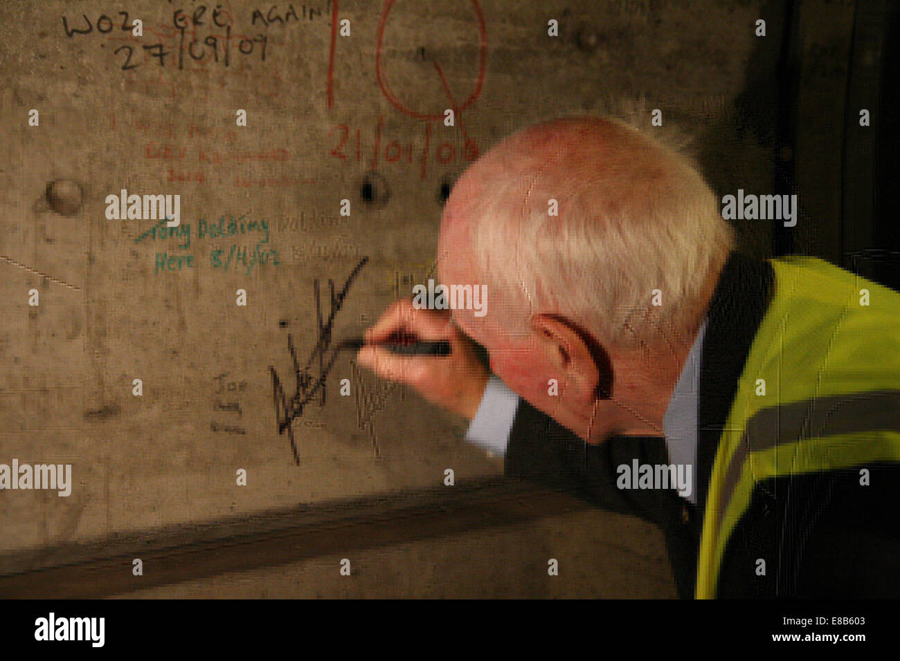 Ex-Weltmeister John Surtees unterzeichnet seinen Namen an der Wand auf halben Weg in den Servicetunnel des Eurotunnels Stockfoto