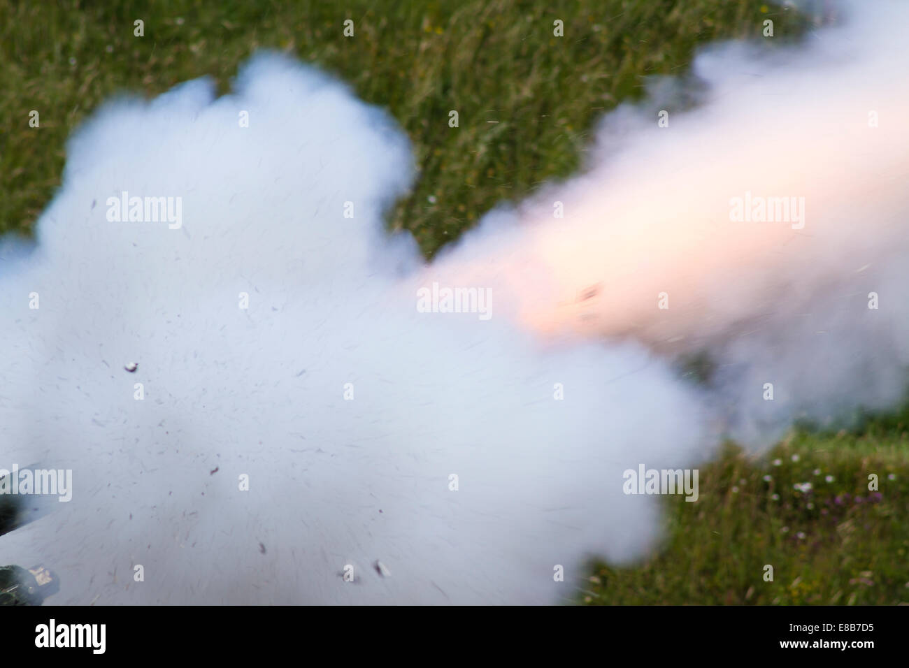 Rauch, Flammen und umherfliegende Trümmer von dem Moment an den ein Ordnance QF 25-Pfünder ein Rohling gebrannt. Stockfoto