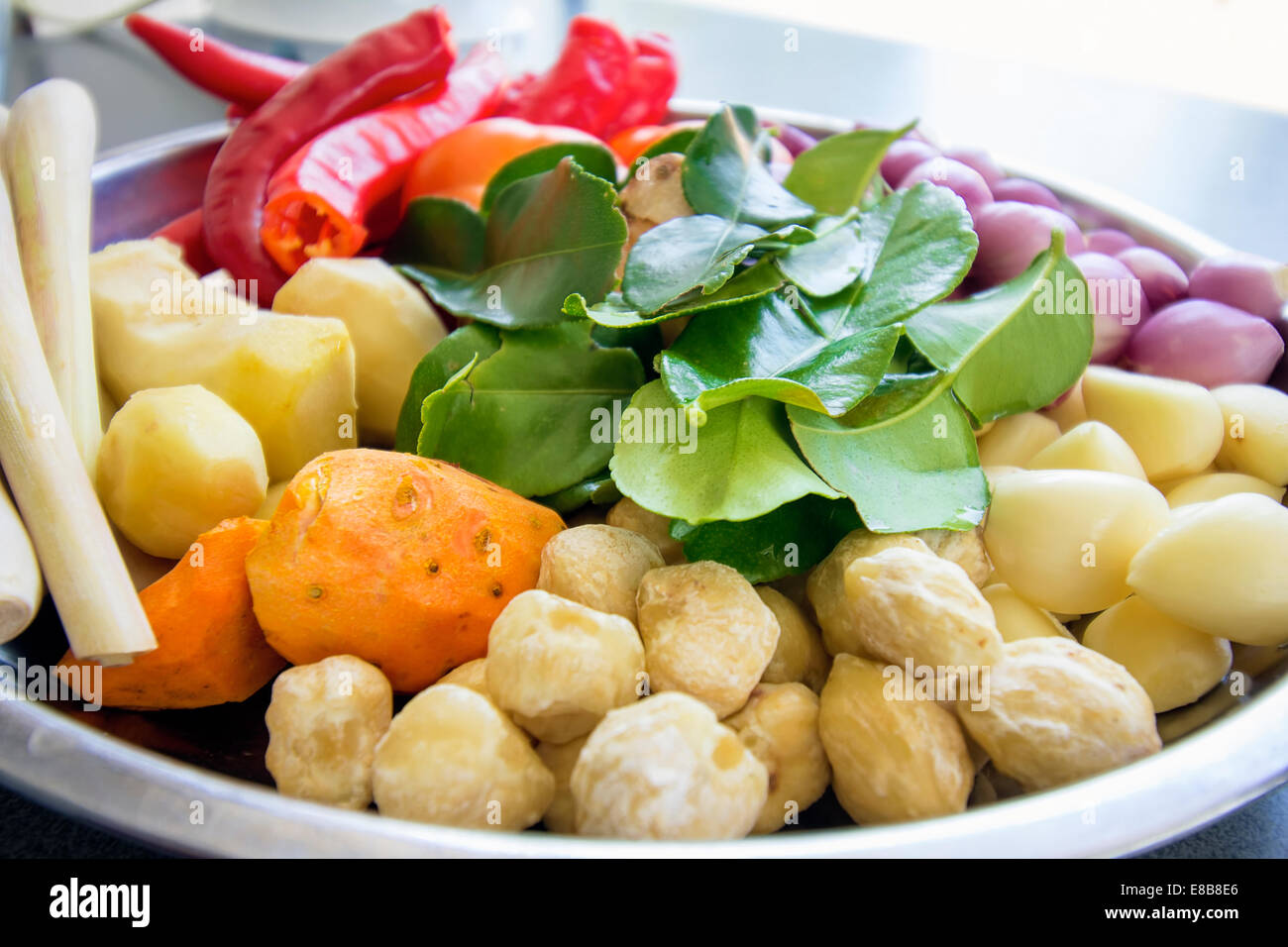 Frische Zutaten zum Kochen südostasiatischen Currysauce Schüssel mit Chili Paprika Ingwer Zitrone Grass Zwiebeln Schalotten Lindenblätter Stockfoto