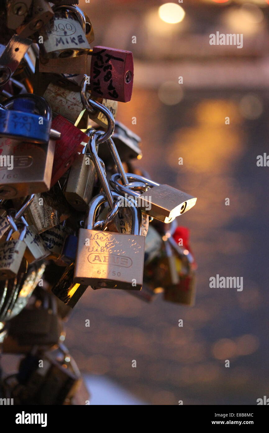Liebesschlösser am Pont de l'Archeveche in Paris Stockfoto