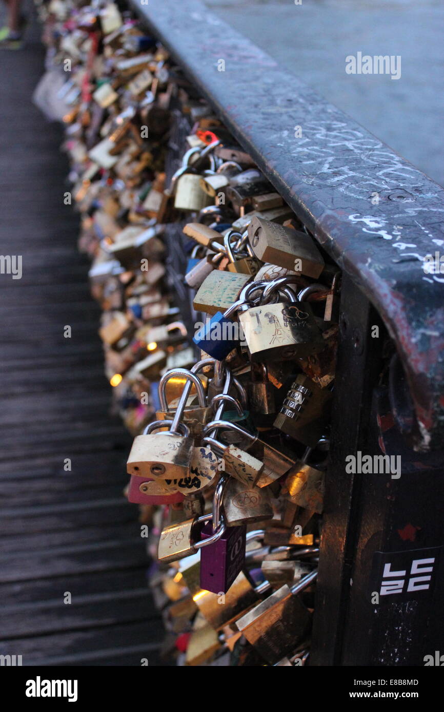 Liebesschlösser auf der Pont de l'Archeveche in Paris Stockfoto