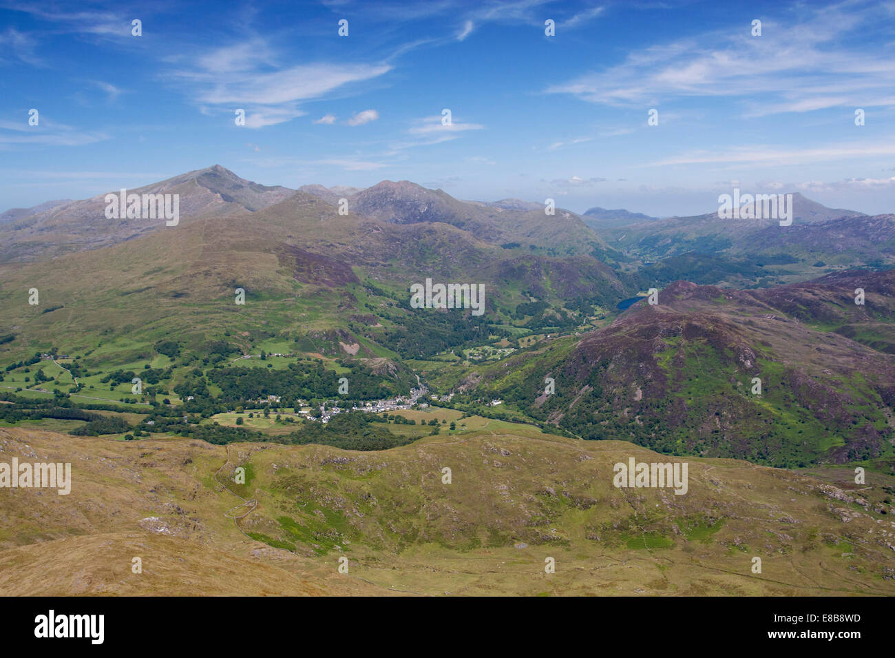 Dorf von Beddgelert erhöhte Ansicht mit Snowdon Yr Wyddfa und Gwynant Tal Snowdonia NAtional PArk Gwynedd Wales UK Stockfoto