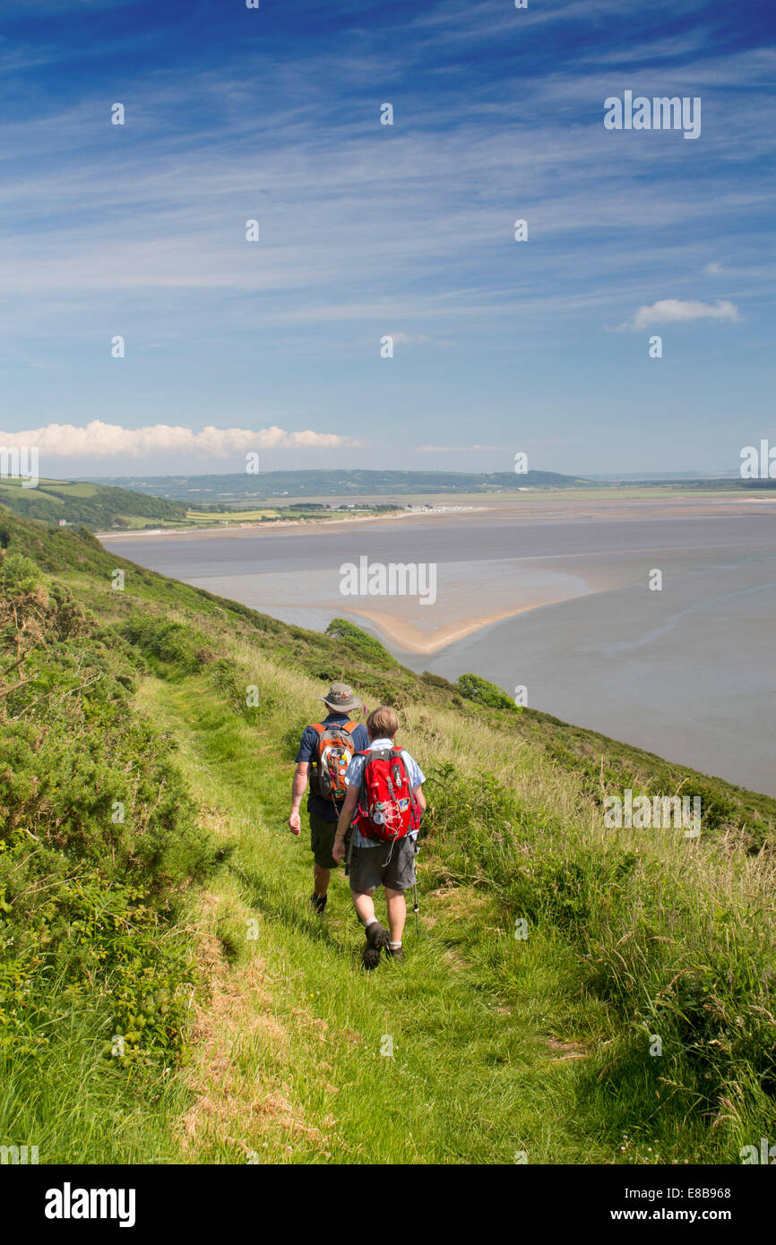 Paare, die auf Wales Coast Path auf Wharley Punkt Landzunge über Towy Tywi Mündung und Carmarthen Bay South Wales UK Stockfoto